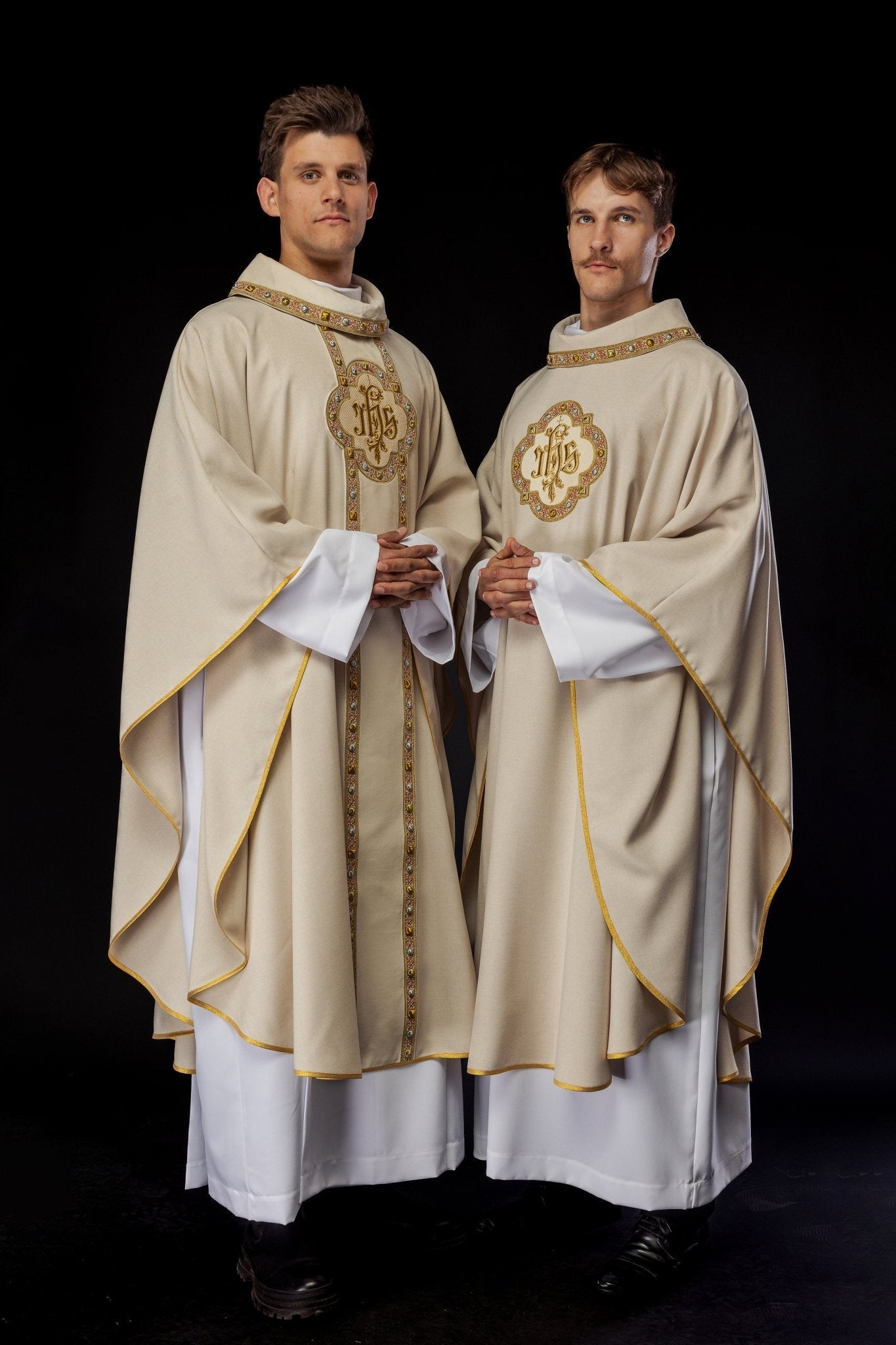 Chasuble avec une ceinture et un galon richement brodés autour de la broderie IHS et un col écru S - 7067 - 05 - 70 - CHASUBLES.FR