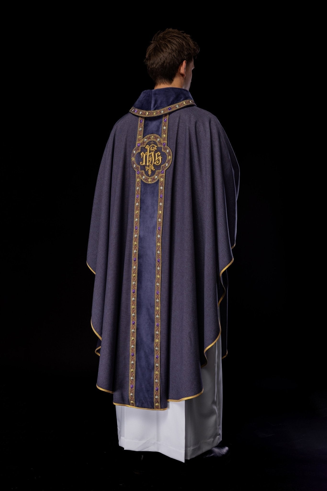 Chasuble avec une ceinture et un galon richement brodés autour de la broderie IHS et un col violet S - 7067 - 03 - 70 - CHASUBLES.FR