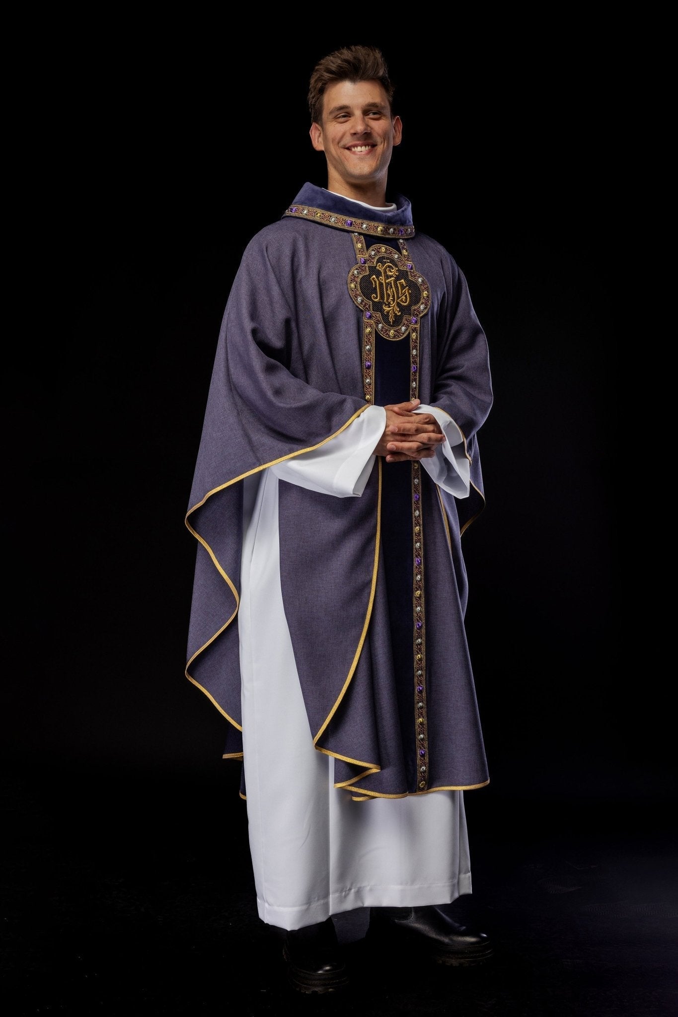 Chasuble avec une ceinture et un galon richement brodés autour de la broderie IHS et un col violet S - 7067 - 03 - 70 - CHASUBLES.FR
