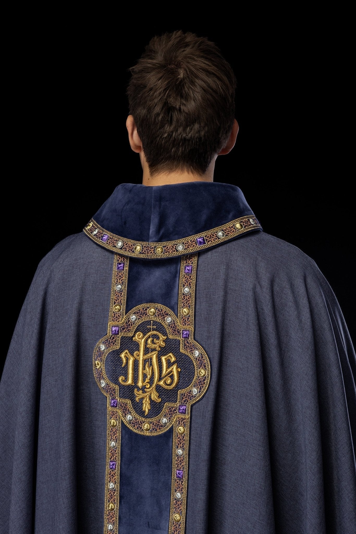 Chasuble avec une ceinture et un galon richement brodés autour de la broderie IHS et un col violet S - 7067 - 03 - 70 - CHASUBLES.FR