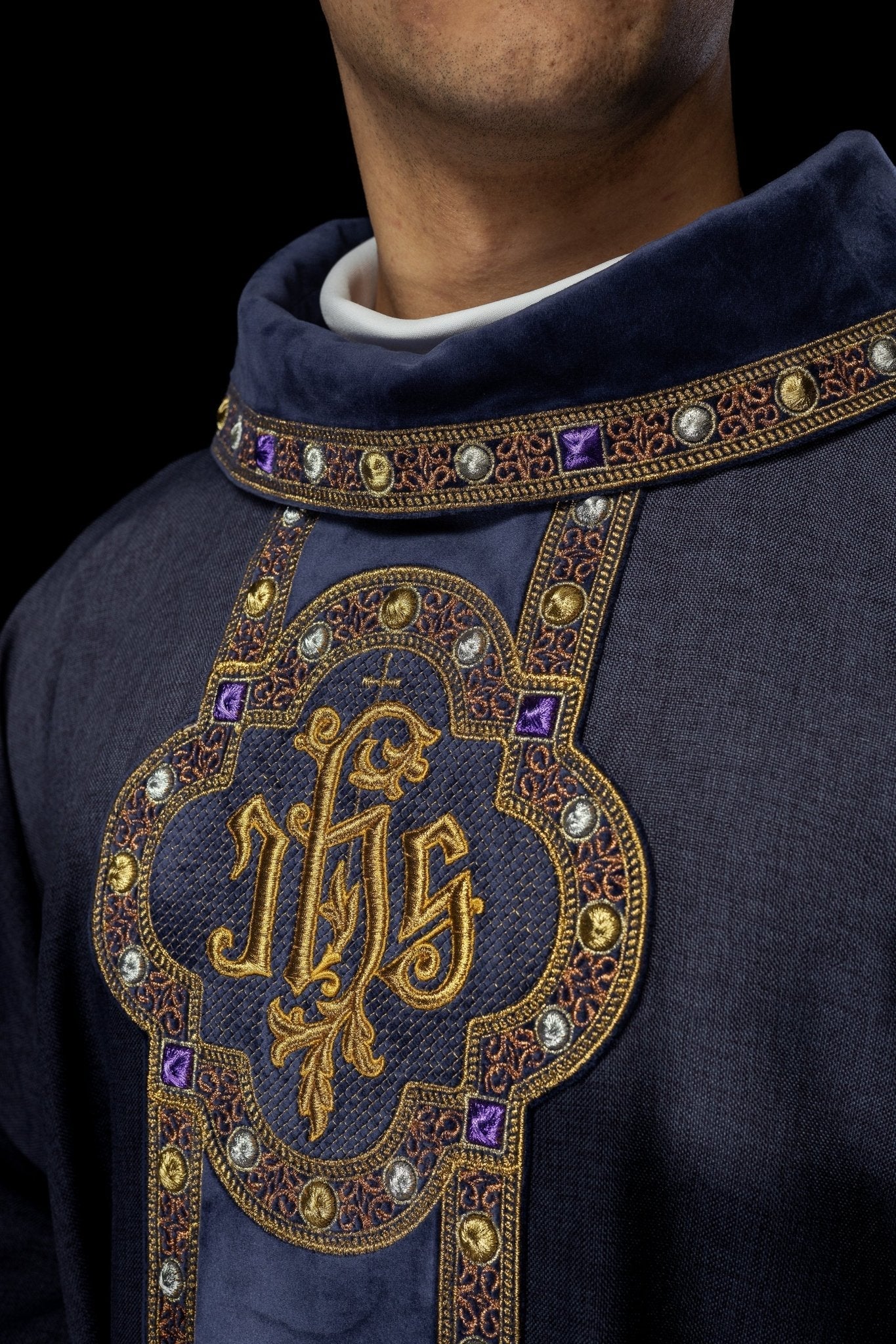 Chasuble avec une ceinture et un galon richement brodés autour de la broderie IHS et un col violet S - 7067 - 03 - 70 - CHASUBLES.FR