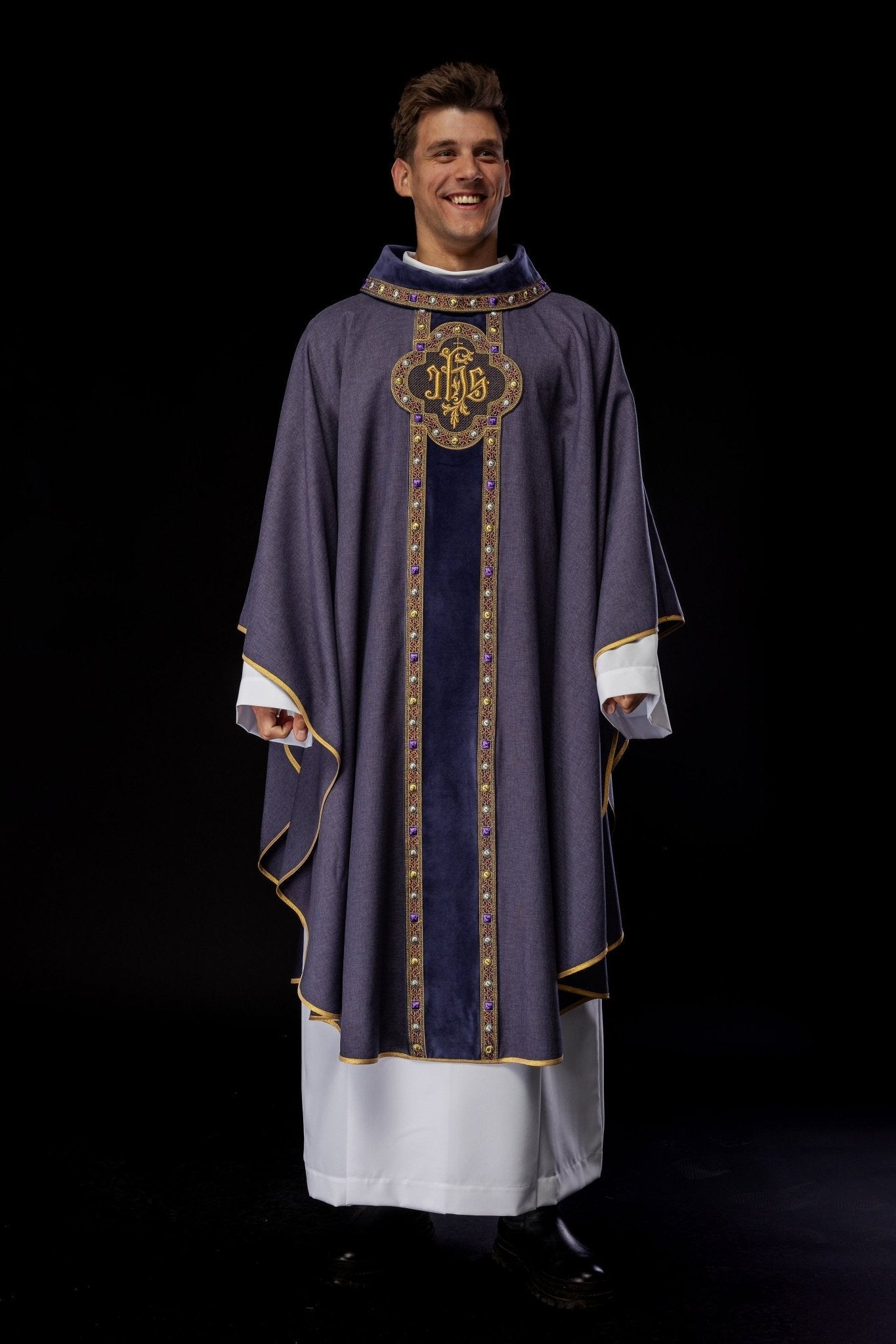 Chasuble avec une ceinture et un galon richement brodés autour de la broderie IHS et un col violet S - 7067 - 03 - 70 - CHASUBLES.FR