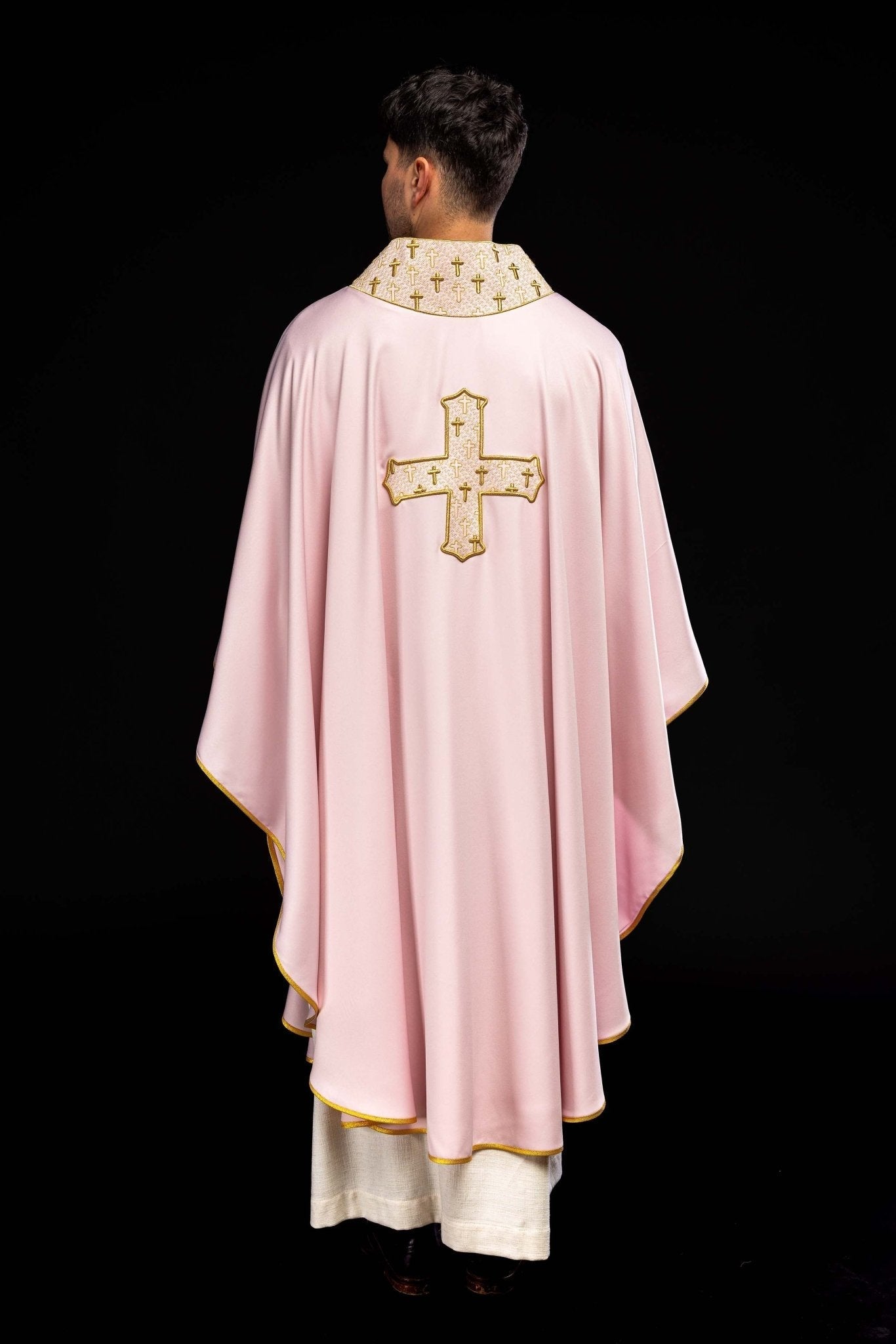 Chasuble avec une croix finement brodée et un col rose S - 7061 - 08 - 53 - CHASUBLES.FR