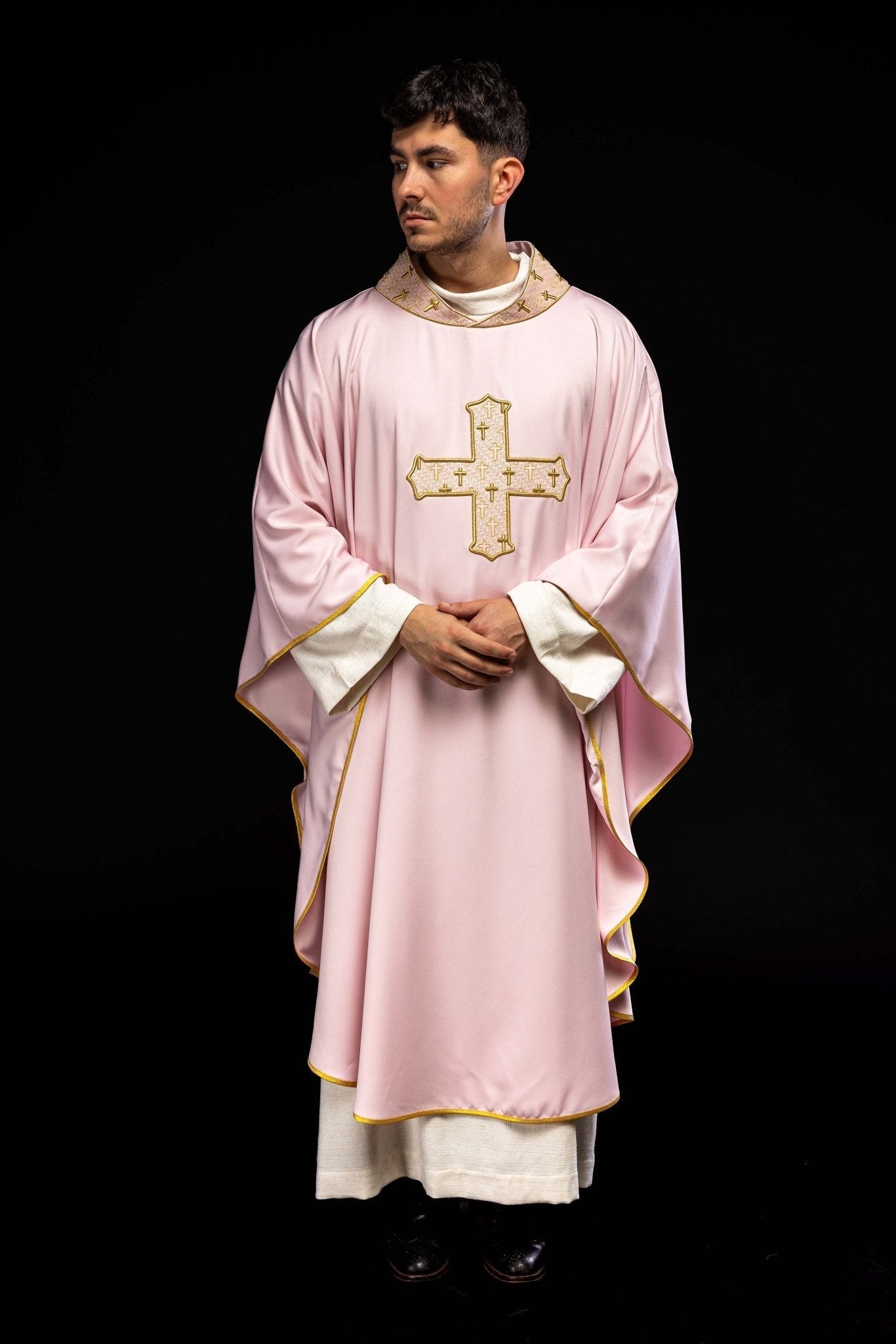 Chasuble avec une croix finement brodée et un col rose S - 7061 - 08 - 53 - CHASUBLES.FR