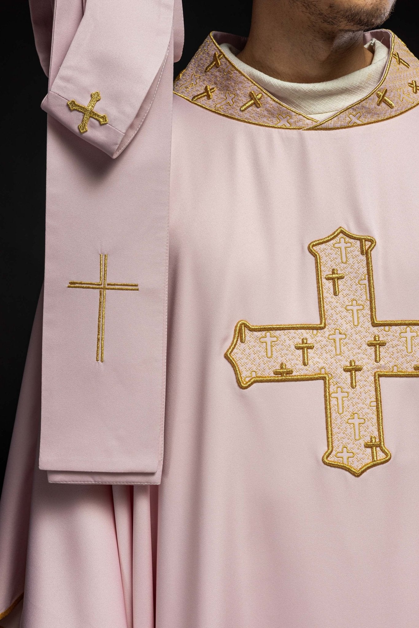 Chasuble avec une croix finement brodée et un col rose S - 7061 - 08 - 53 - CHASUBLES.FR