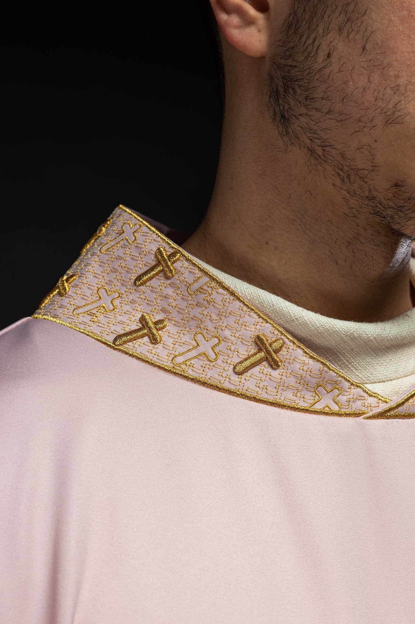 Chasuble avec une croix finement brodée et un col rose S - 7061 - 08 - 53 - CHASUBLES.FR