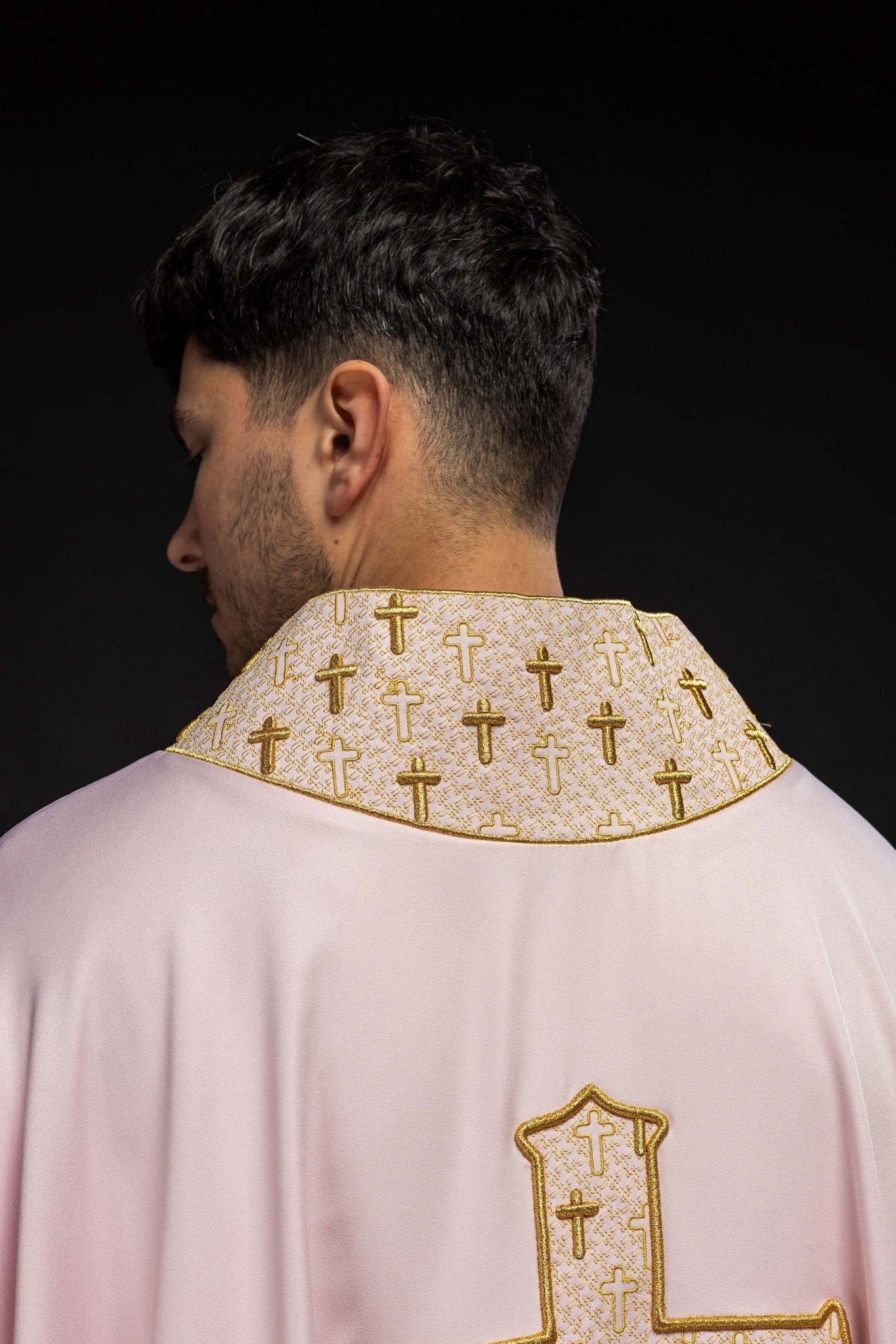 Chasuble avec une croix finement brodée et un col rose S - 7061 - 08 - 53 - CHASUBLES.FR
