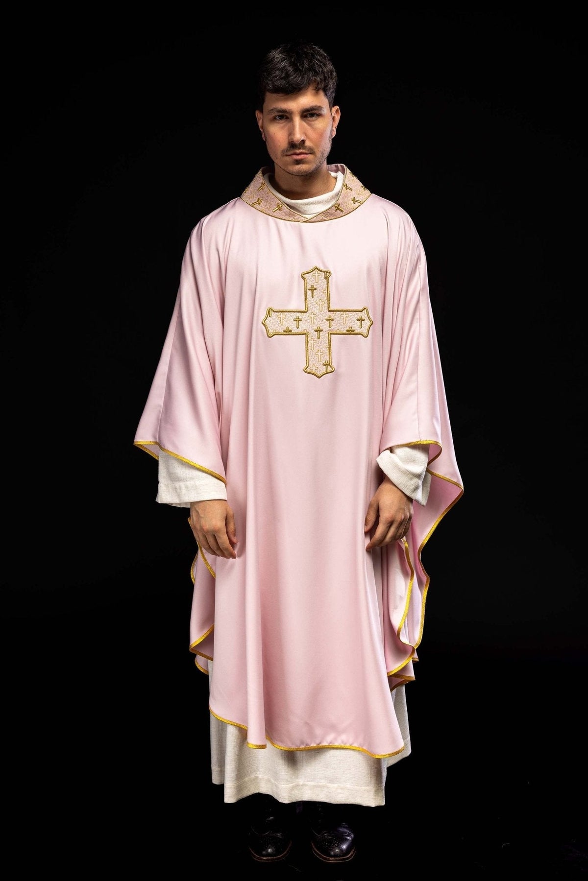 Chasuble avec une croix finement brodée et un col rose S - 7061 - 08 - 53 - CHASUBLES.FR