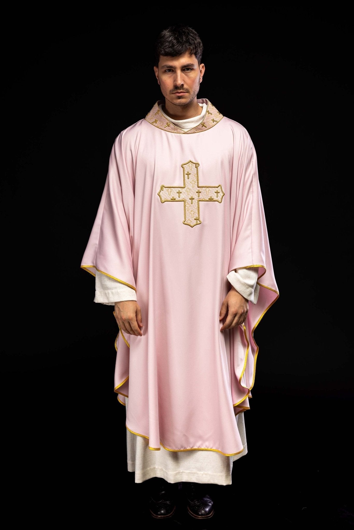 Chasuble avec une croix finement brodée et un col rose S - 7061 - 08 - 53 - CHASUBLES.FR