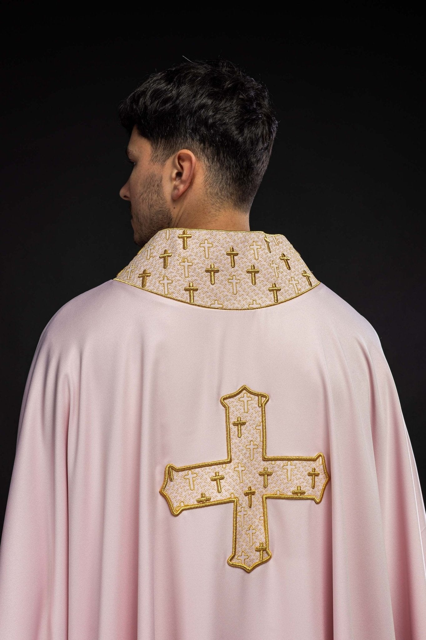 Chasuble avec une croix finement brodée et un col rose S - 7061 - 08 - 53 - CHASUBLES.FR
