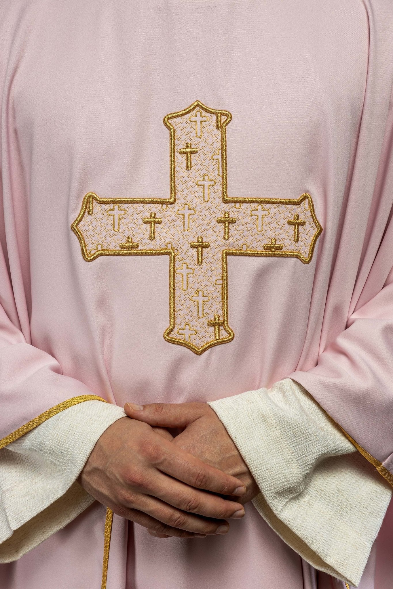Chasuble avec une croix finement brodée et un col rose S - 7061 - 08 - 53 - CHASUBLES.FR