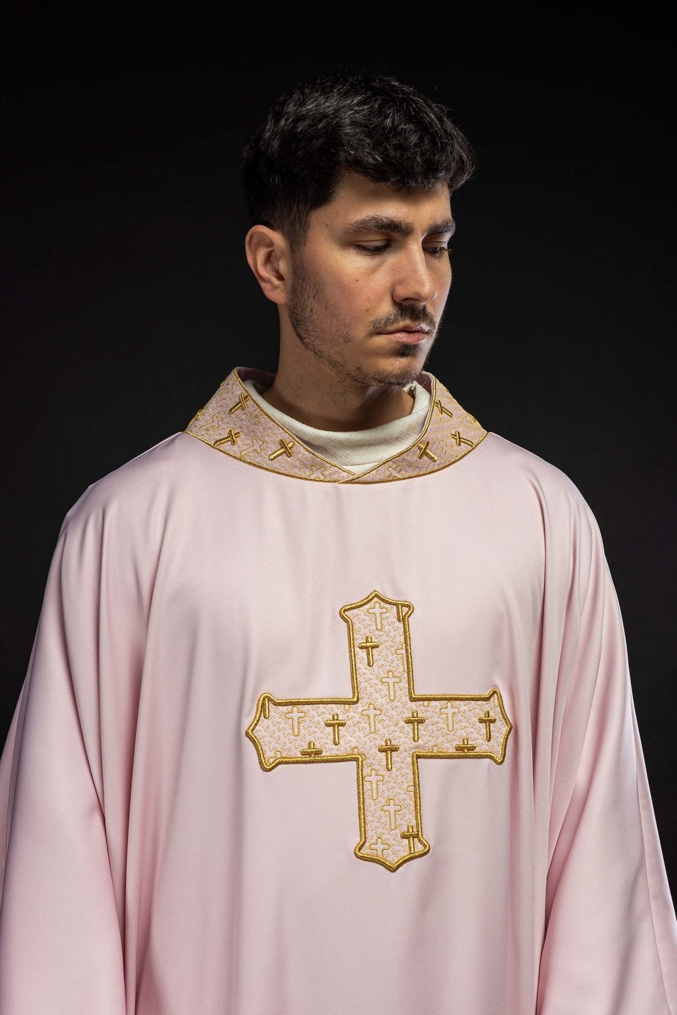 Chasuble avec une croix finement brodée et un col rose S - 7061 - 08 - 53 - CHASUBLES.FR