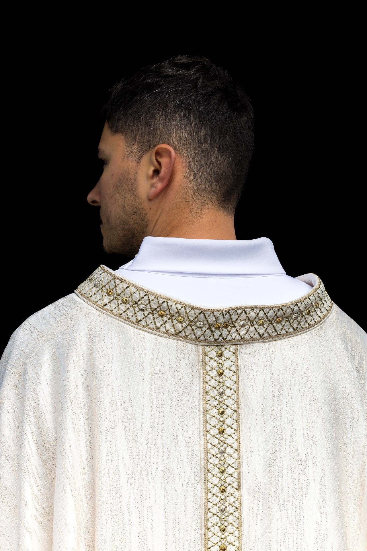 Chasuble blanche avec bande et col brodés LE/7033/05 - CHASUBLES.FR