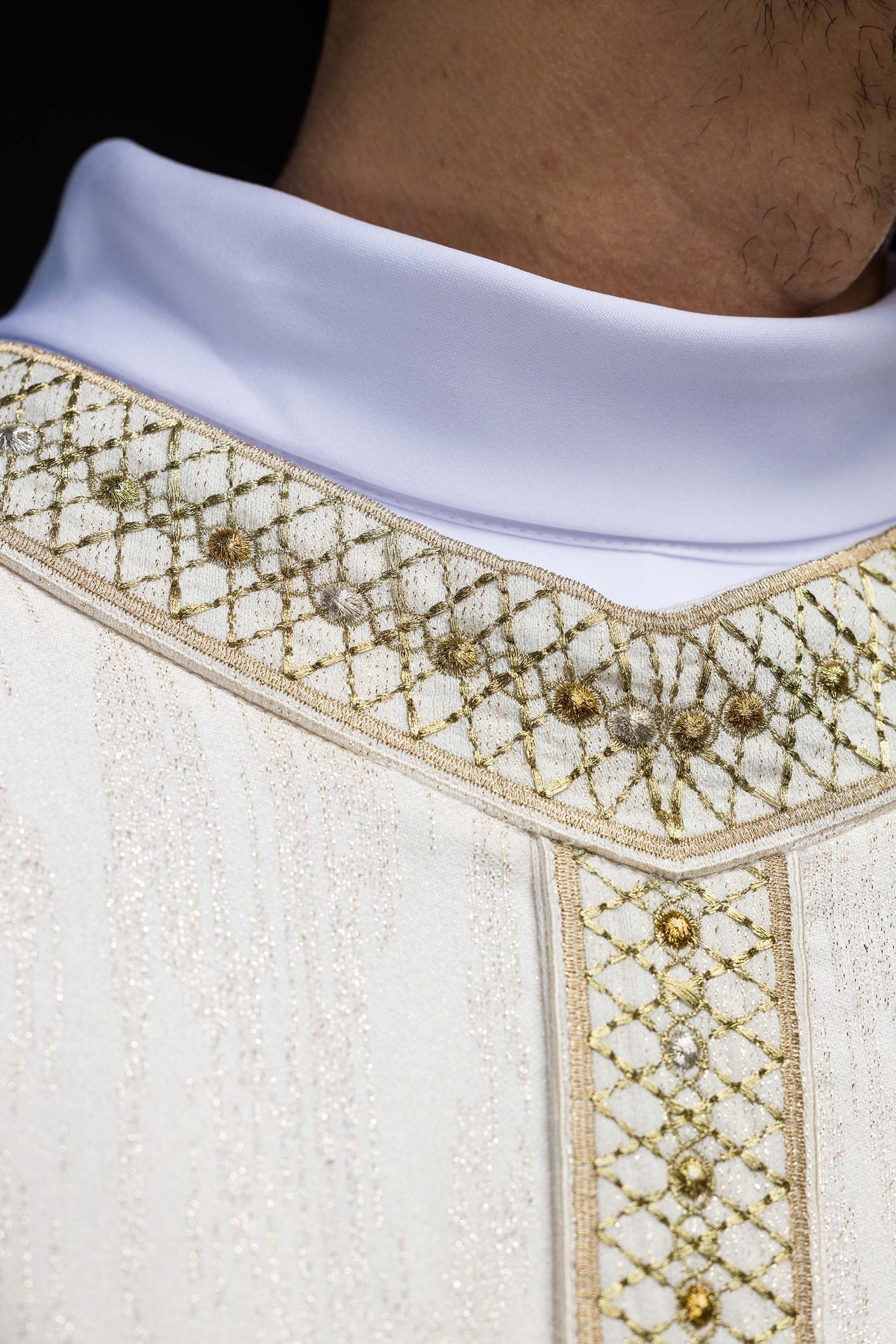 Chasuble blanche avec bande et col brodés LE/7033/05 - CHASUBLES.FR