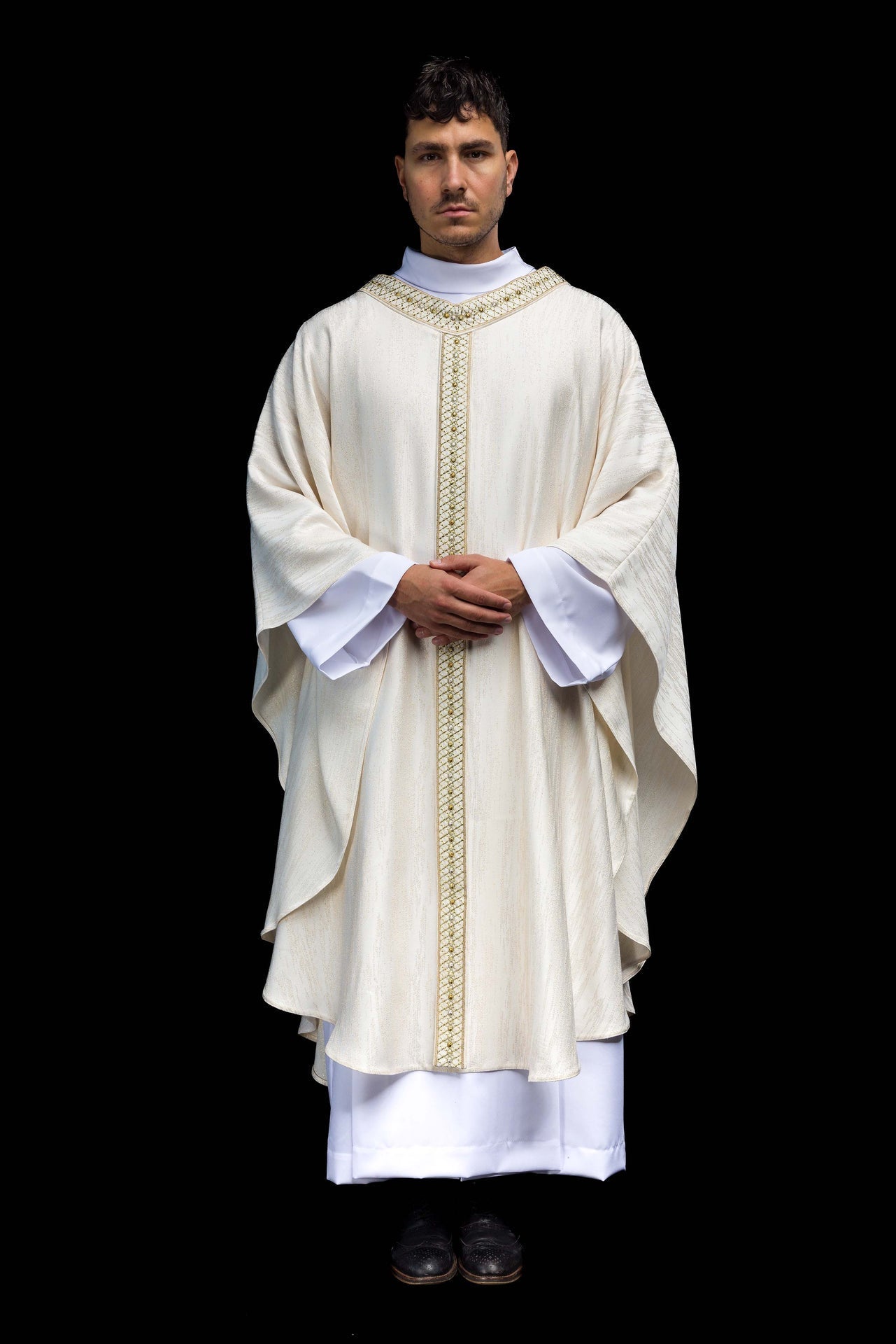 Chasuble blanche avec bande et col brodés LE/7033/05 - CHASUBLES.FR