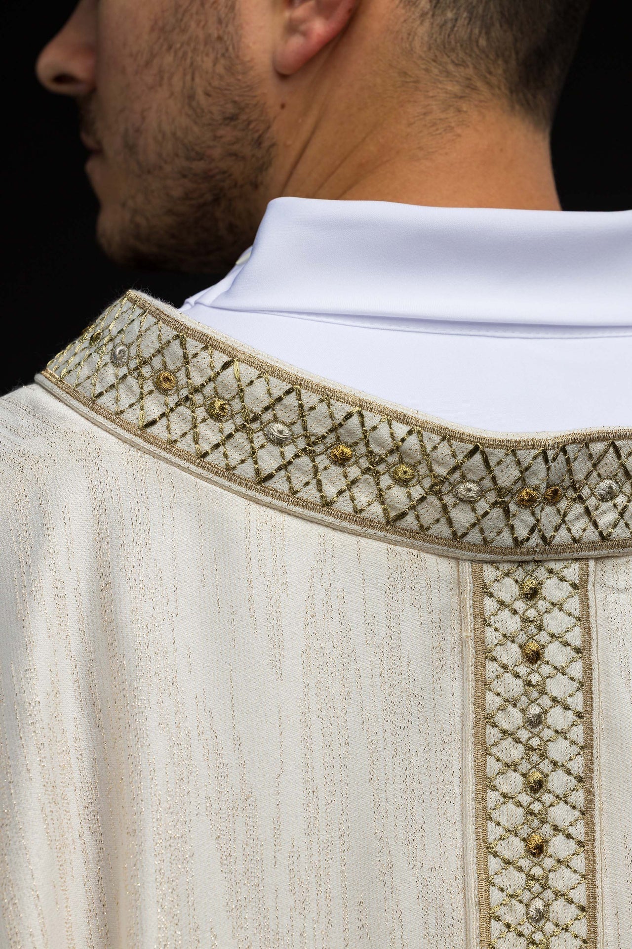 Chasuble blanche avec bande et col brodés LE/7033/05 - CHASUBLES.FR