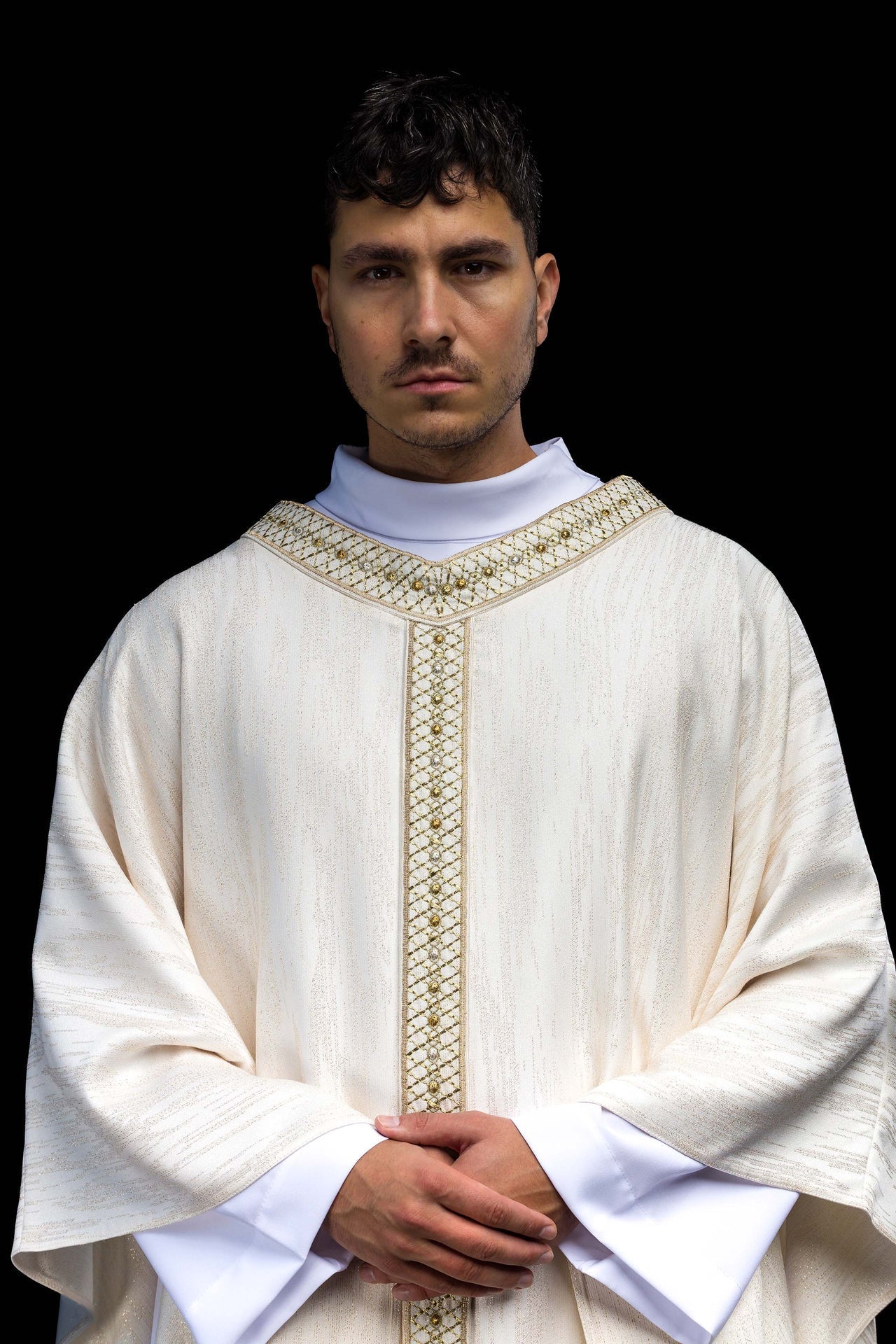 Chasuble blanche avec bande et col brodés LE/7033/05 - CHASUBLES.FR