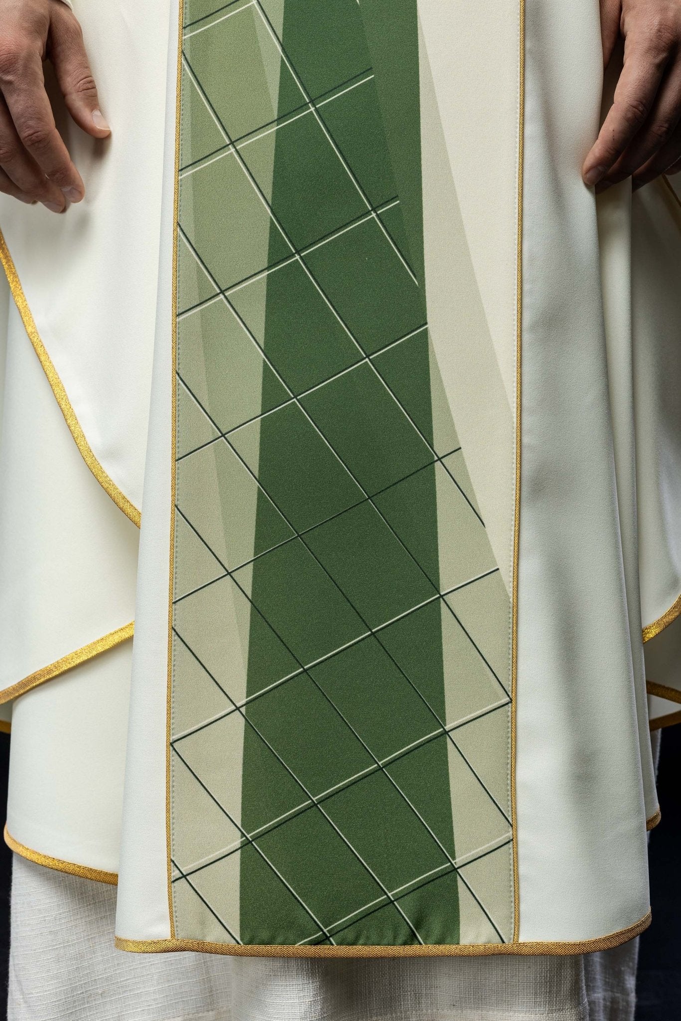 Chasuble blanche brodée d'un motif de croix et de poisson HA7010 - 05 ECRU - CHASUBLES.FR