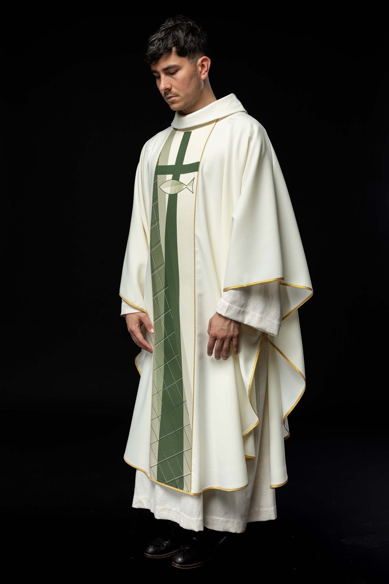 Chasuble blanche brodée d'un motif de croix et de poisson HA7010 - 05 ECRU - CHASUBLES.FR