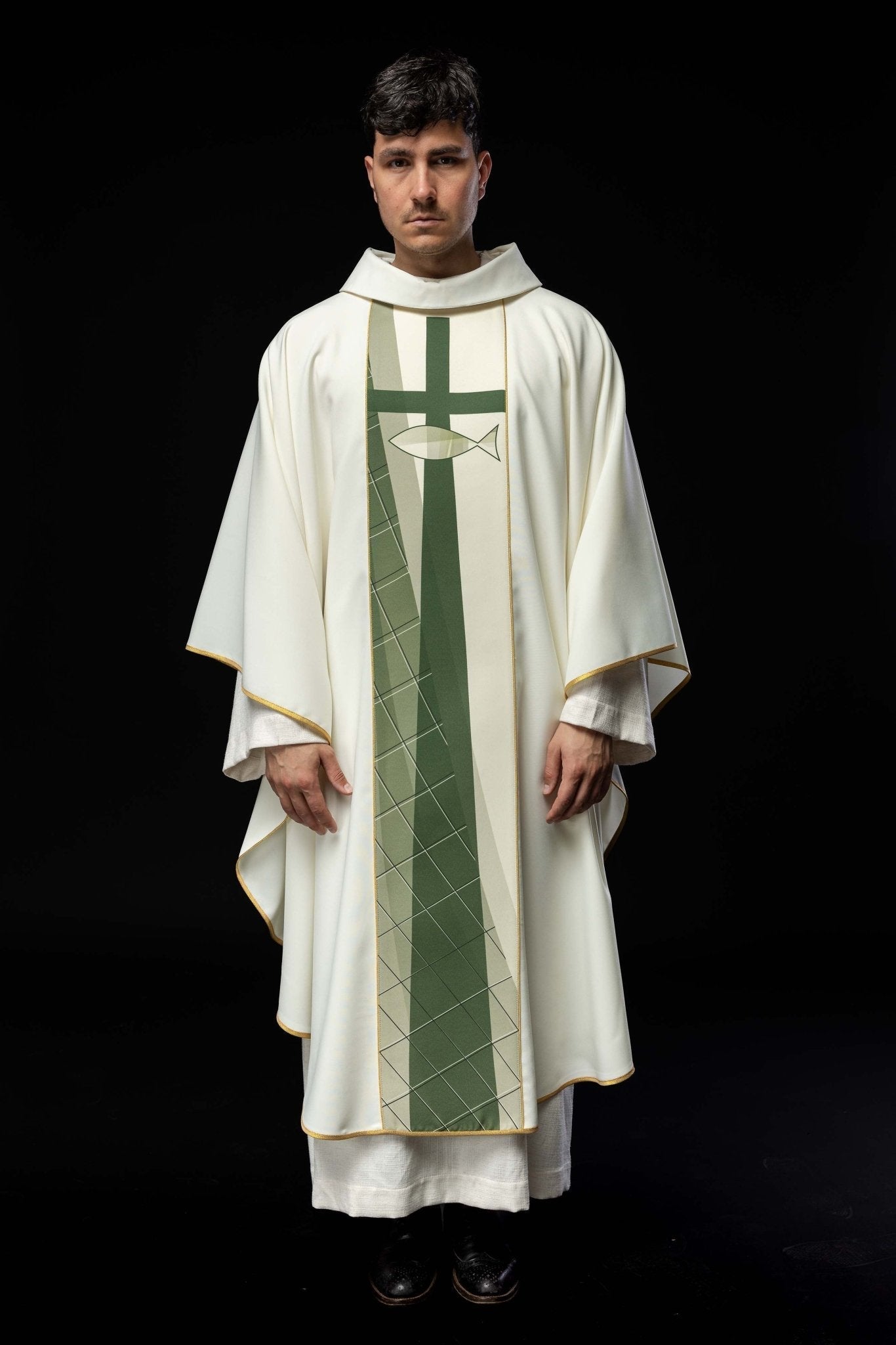 Chasuble blanche brodée d'un motif de croix et de poisson HA7010 - 05 ECRU - CHASUBLES.FR