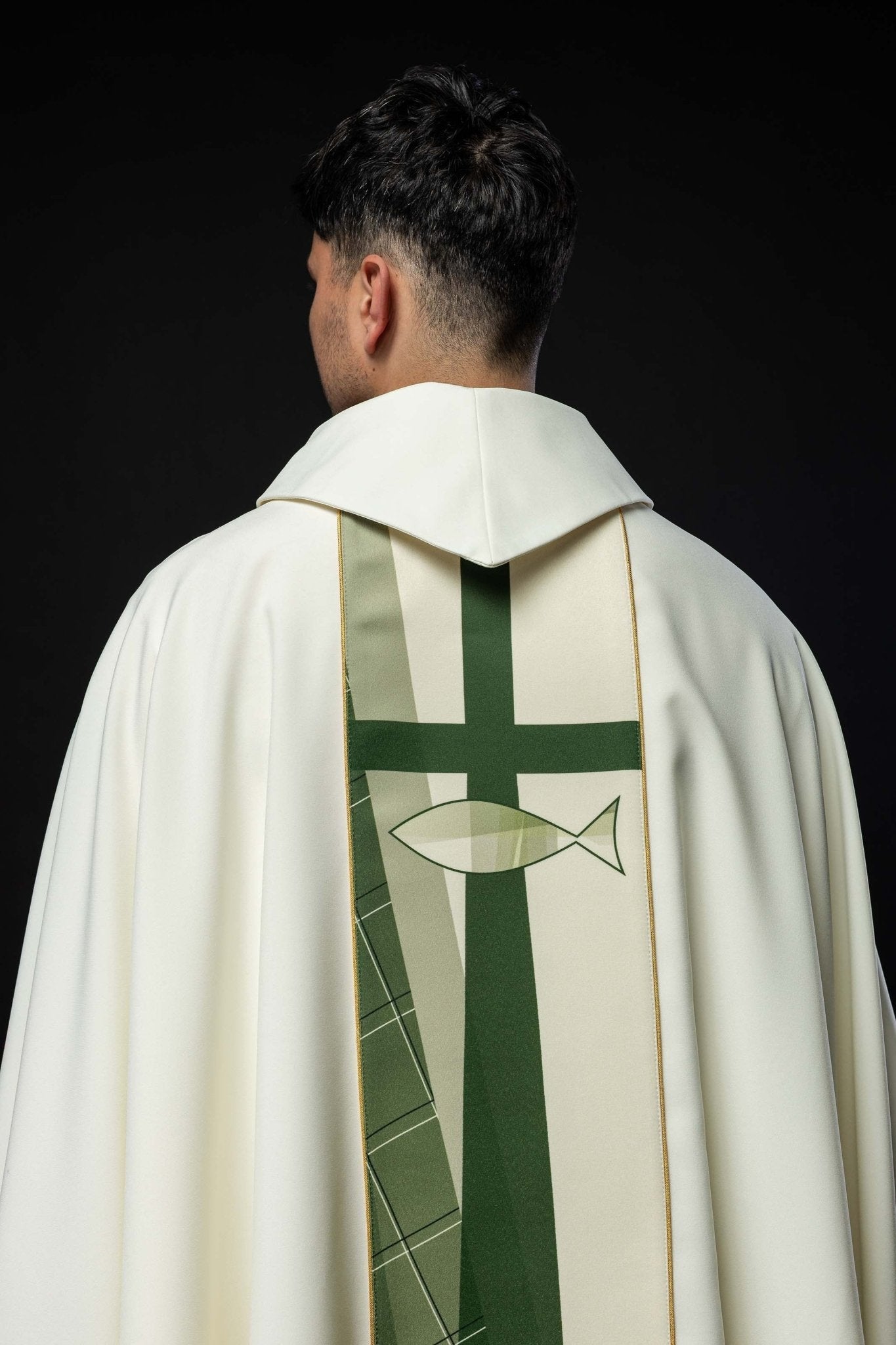 Chasuble blanche brodée d'un motif de croix et de poisson HA7010 - 05 ECRU - CHASUBLES.FR