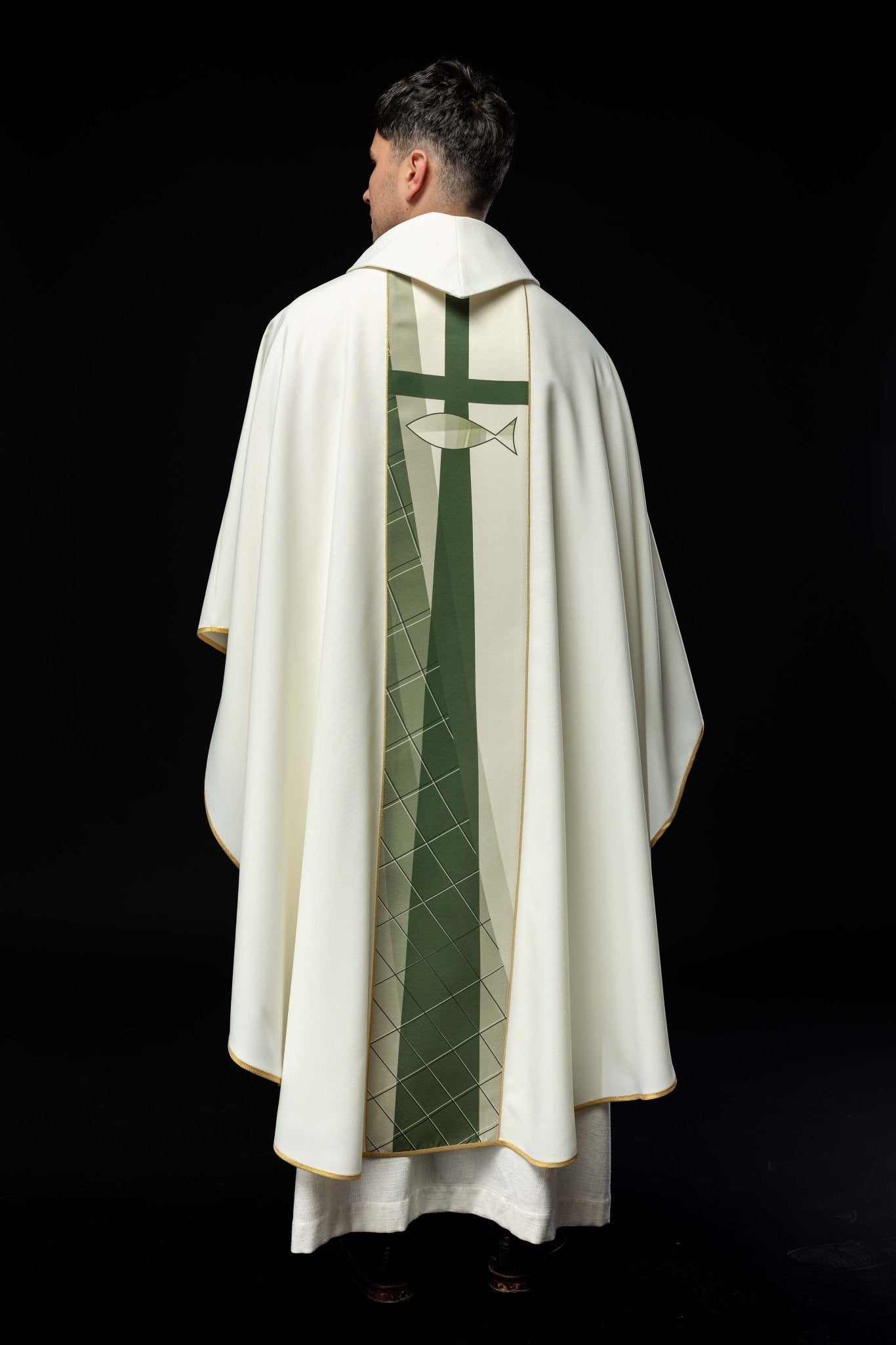 Chasuble blanche brodée d'un motif de croix et de poisson HA7010 - 05 ECRU - CHASUBLES.FR
