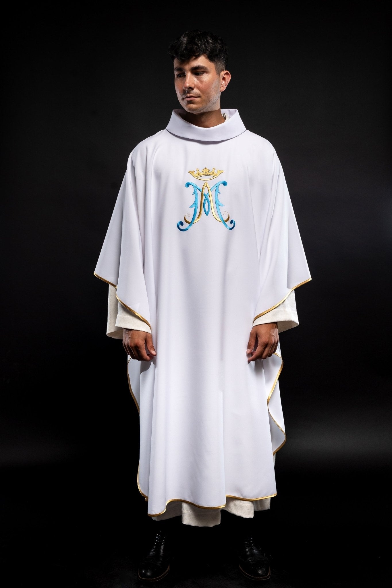 Chasuble blanche brodée d'un motif marial KOR/090/04/12 BIAŁY - CHASUBLES.FR