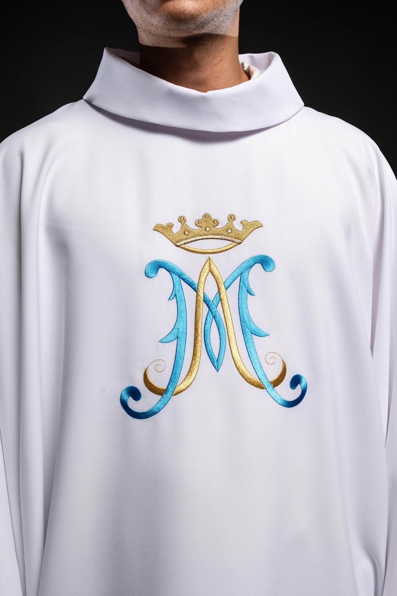 Chasuble blanche brodée d'un motif marial KOR/090/04/12 BIAŁY - CHASUBLES.FR