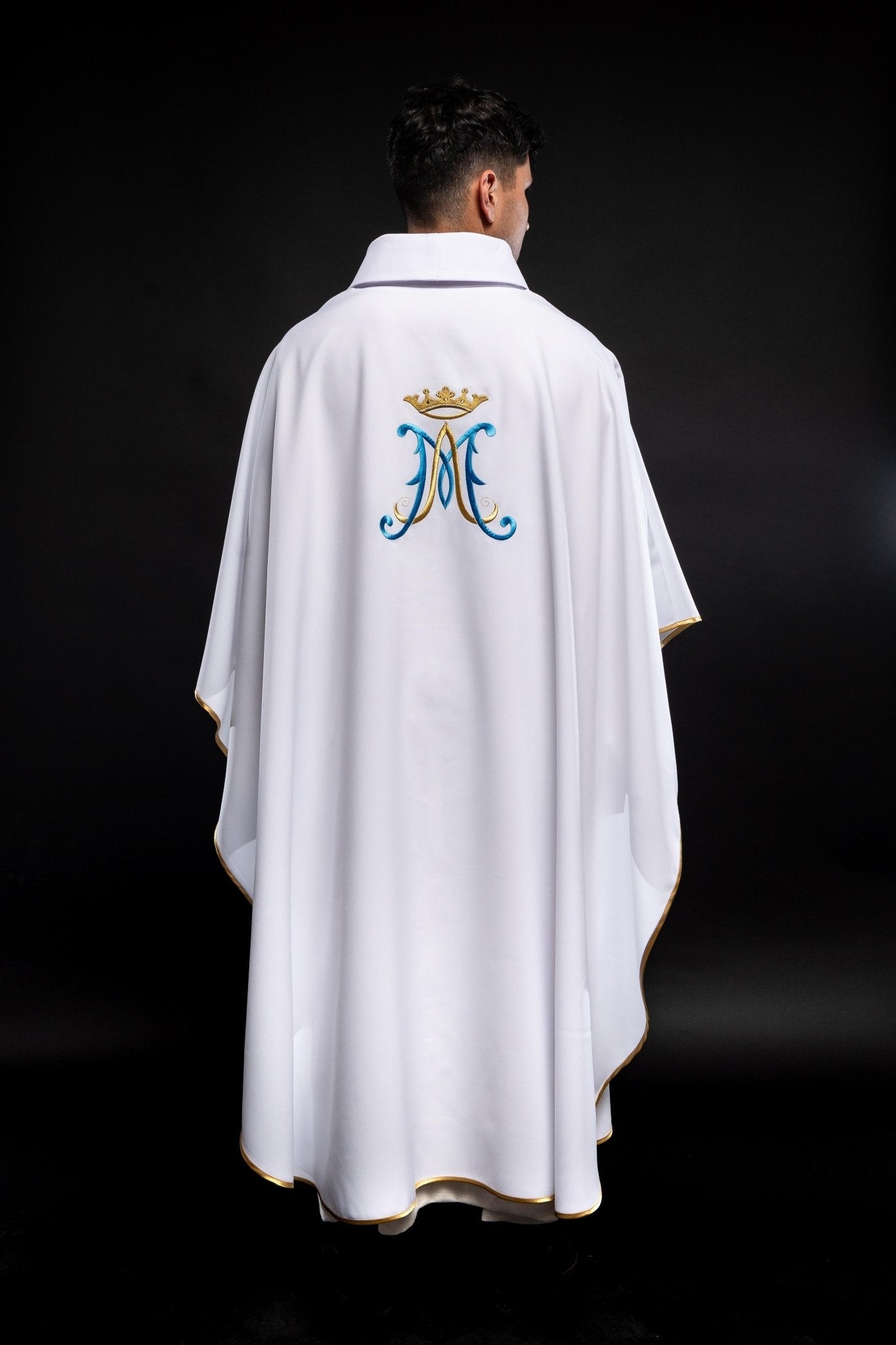 Chasuble blanche brodée d'un motif marial KOR/090/04/12 BIAŁY - CHASUBLES.FR