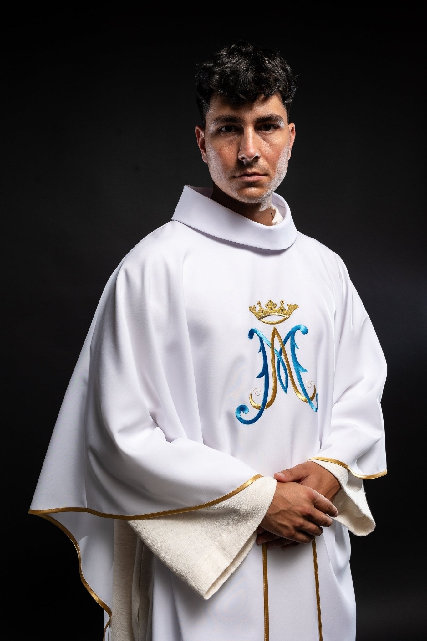 Chasuble blanche brodée d'un motif marial KOR/090/04/12 BIAŁY - CHASUBLES.FR