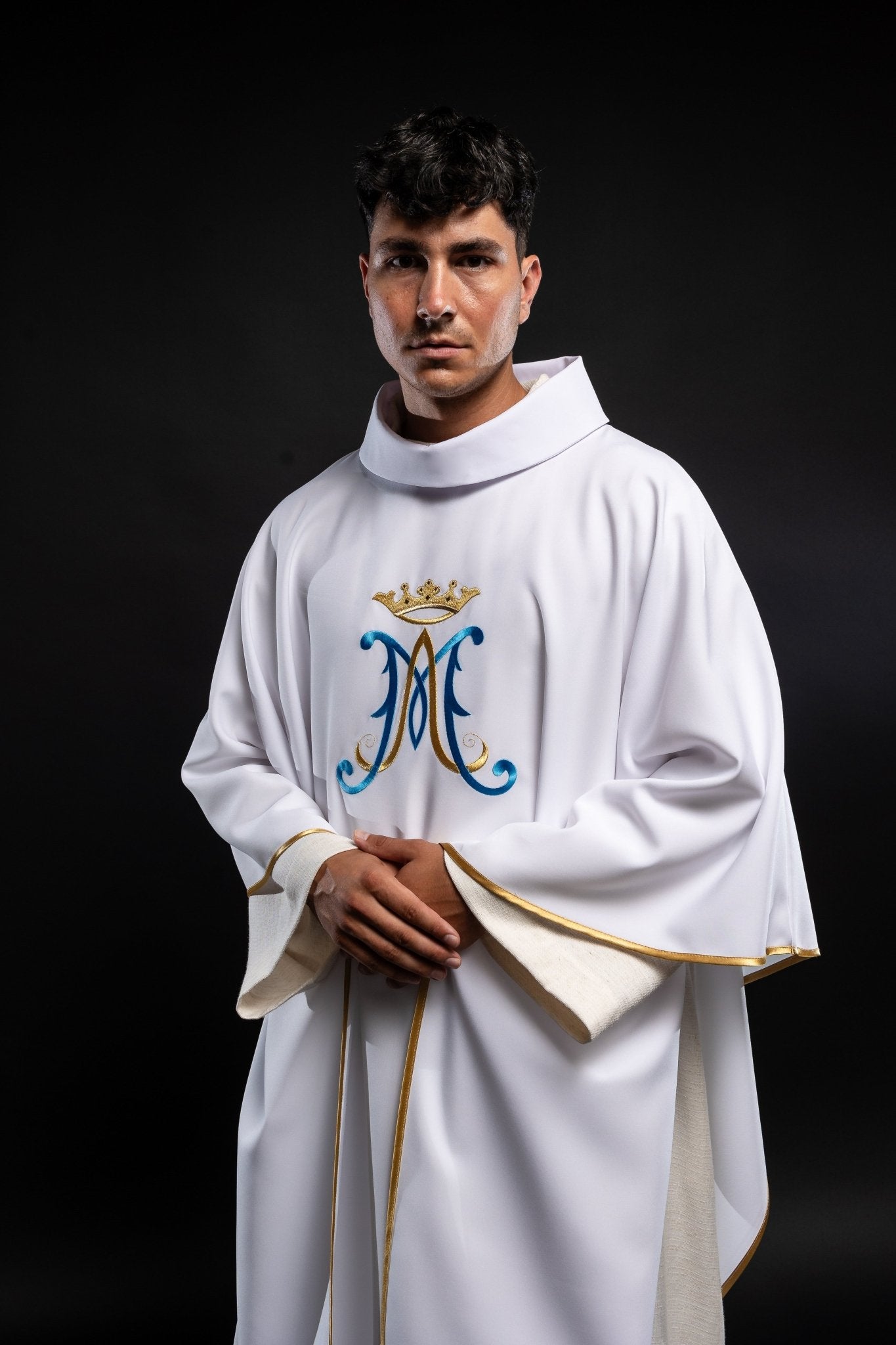 Chasuble blanche brodée d'un motif marial KOR/090/04/12 BIAŁY - CHASUBLES.FR