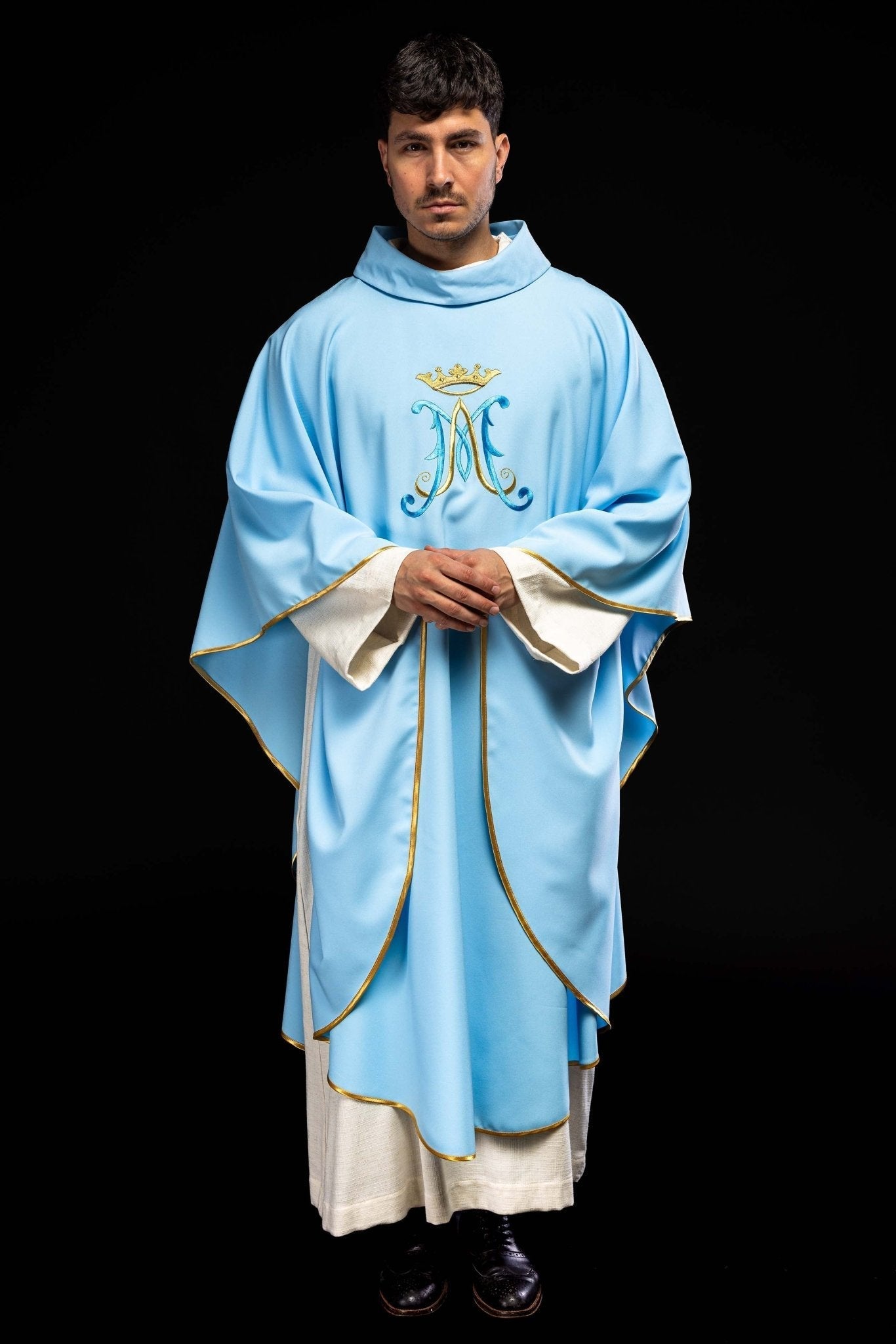 Chasuble bleue brodée d'un motif marial KOR/090/06/12 NIEBIESKI - CHASUBLES.FR