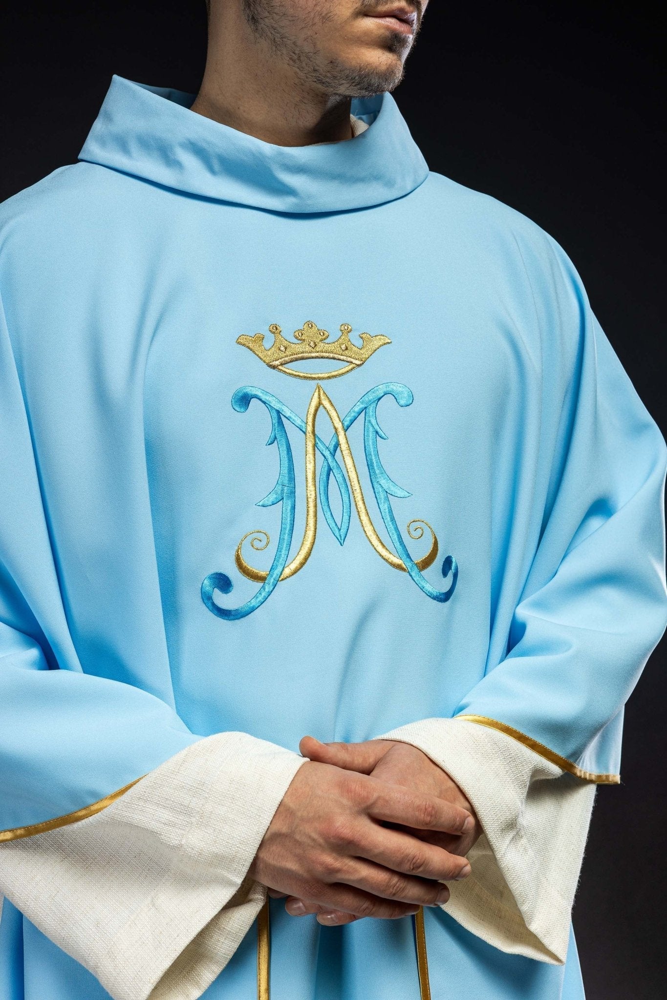 Chasuble bleue brodée d'un motif marial KOR/090/06/12 NIEBIESKI - CHASUBLES.FR