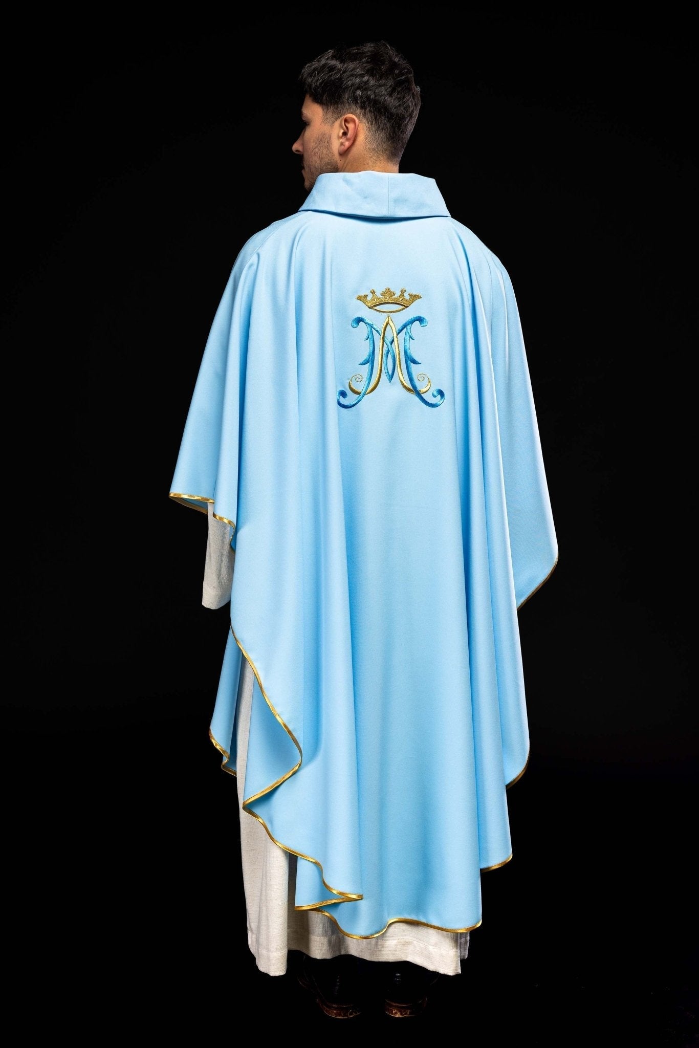 Chasuble bleue brodée d'un motif marial KOR/090/06/12 NIEBIESKI - CHASUBLES.FR
