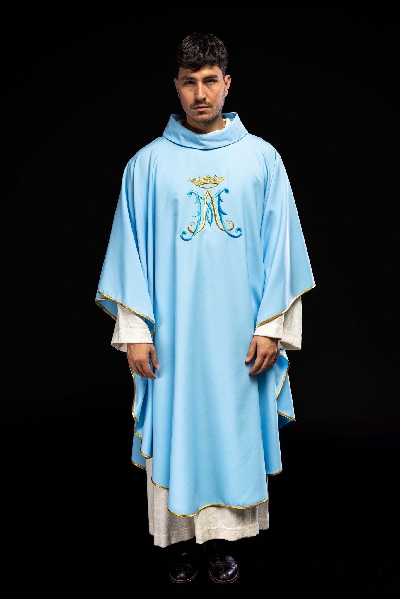 Chasuble bleue brodée d'un motif marial KOR/090/06/12 NIEBIESKI - CHASUBLES.FR