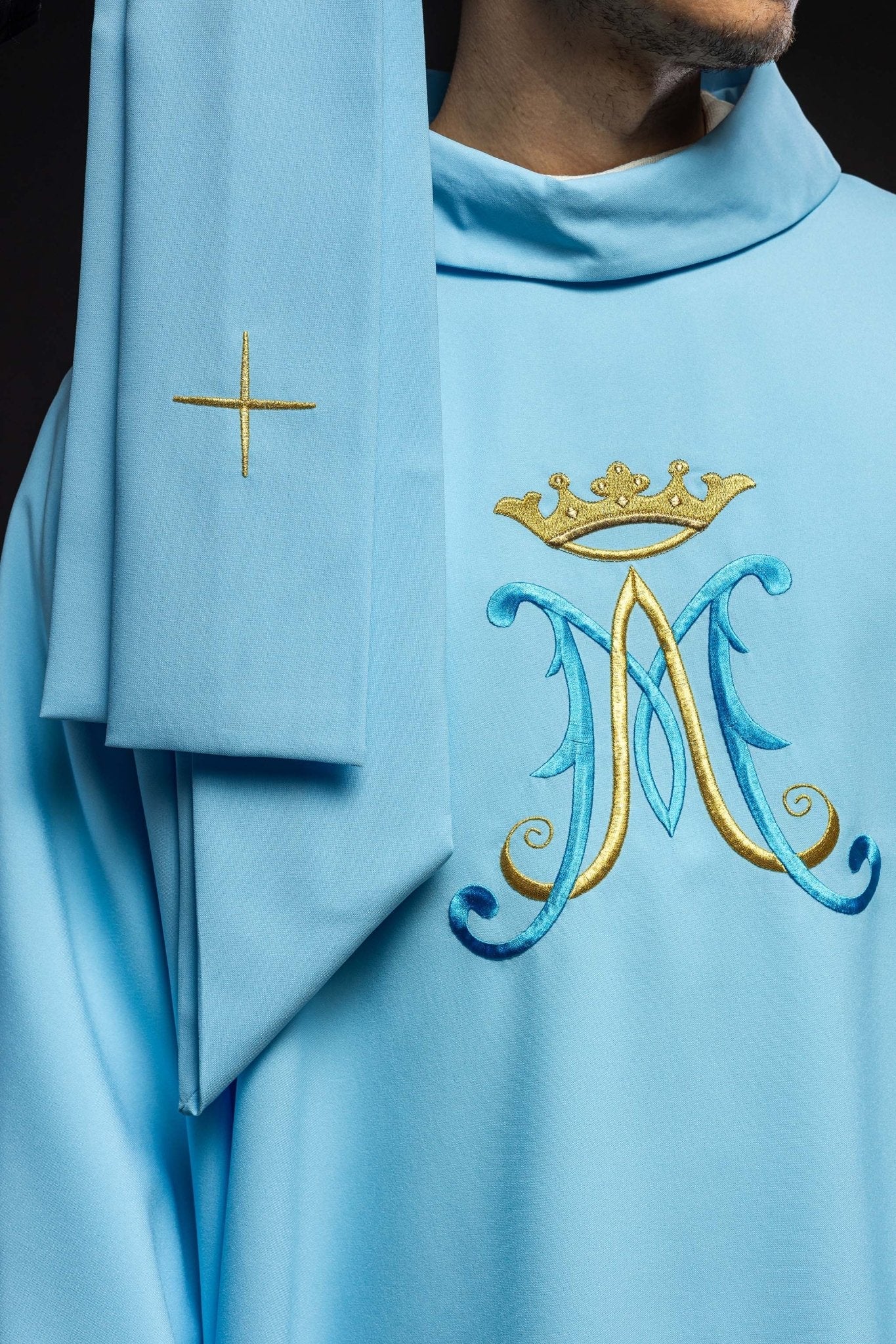 Chasuble bleue brodée d'un motif marial KOR/090/06/12 NIEBIESKI - CHASUBLES.FR