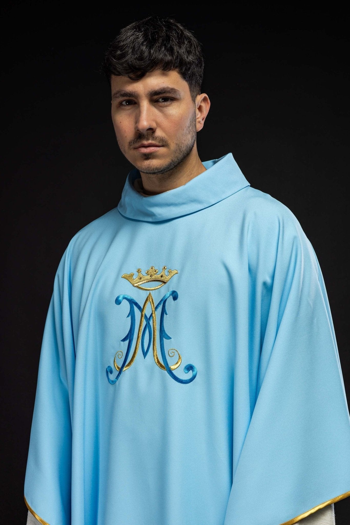 Chasuble bleue brodée d'un motif marial KOR/090/06/12 NIEBIESKI - CHASUBLES.FR