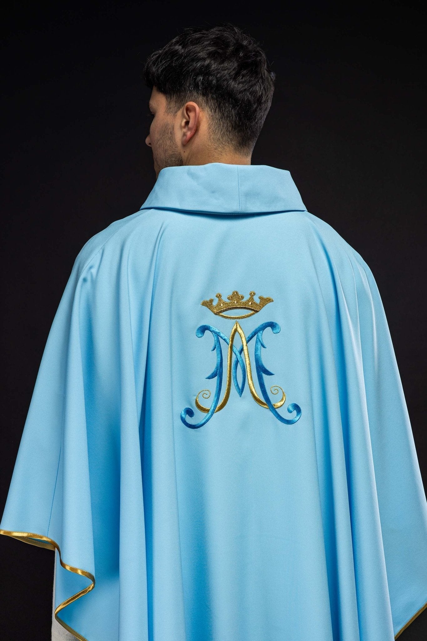 Chasuble bleue brodée d'un motif marial KOR/090/06/12 NIEBIESKI - CHASUBLES.FR