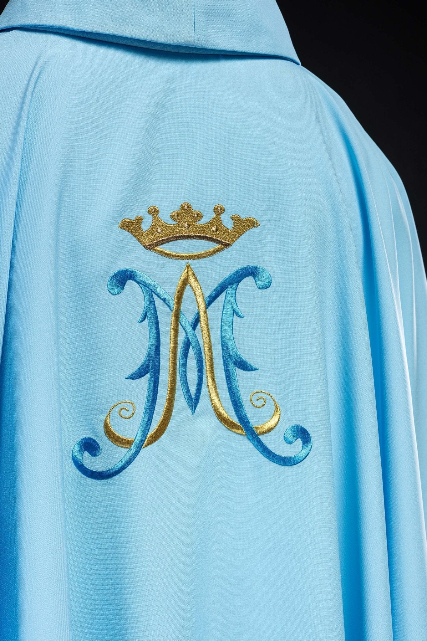 Chasuble bleue brodée d'un motif marial KOR/090/06/12 NIEBIESKI - CHASUBLES.FR