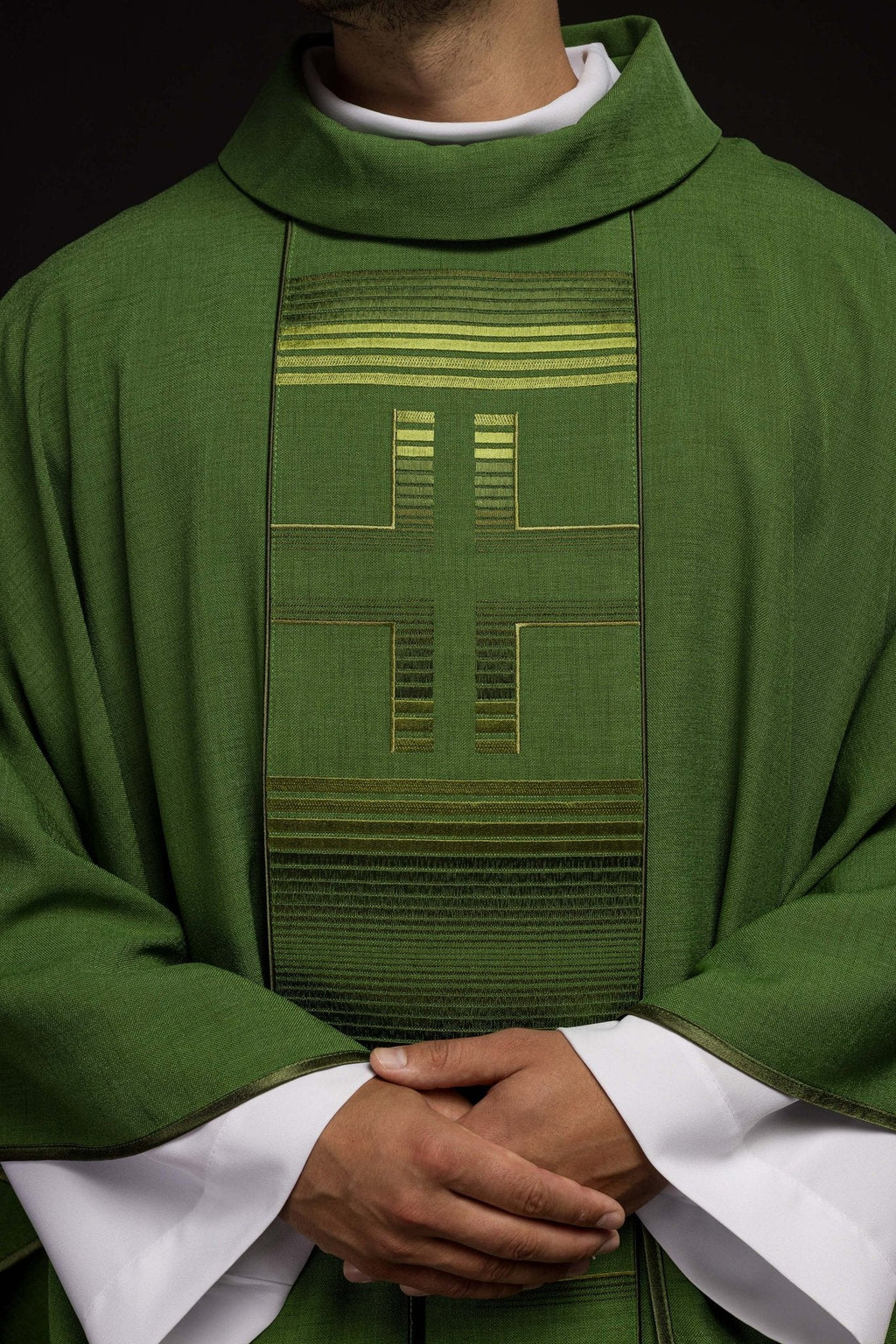 Chasuble brodé avec des croix de couleur verte HA7032 - 01 ZIELONY - CHASUBLES.FR