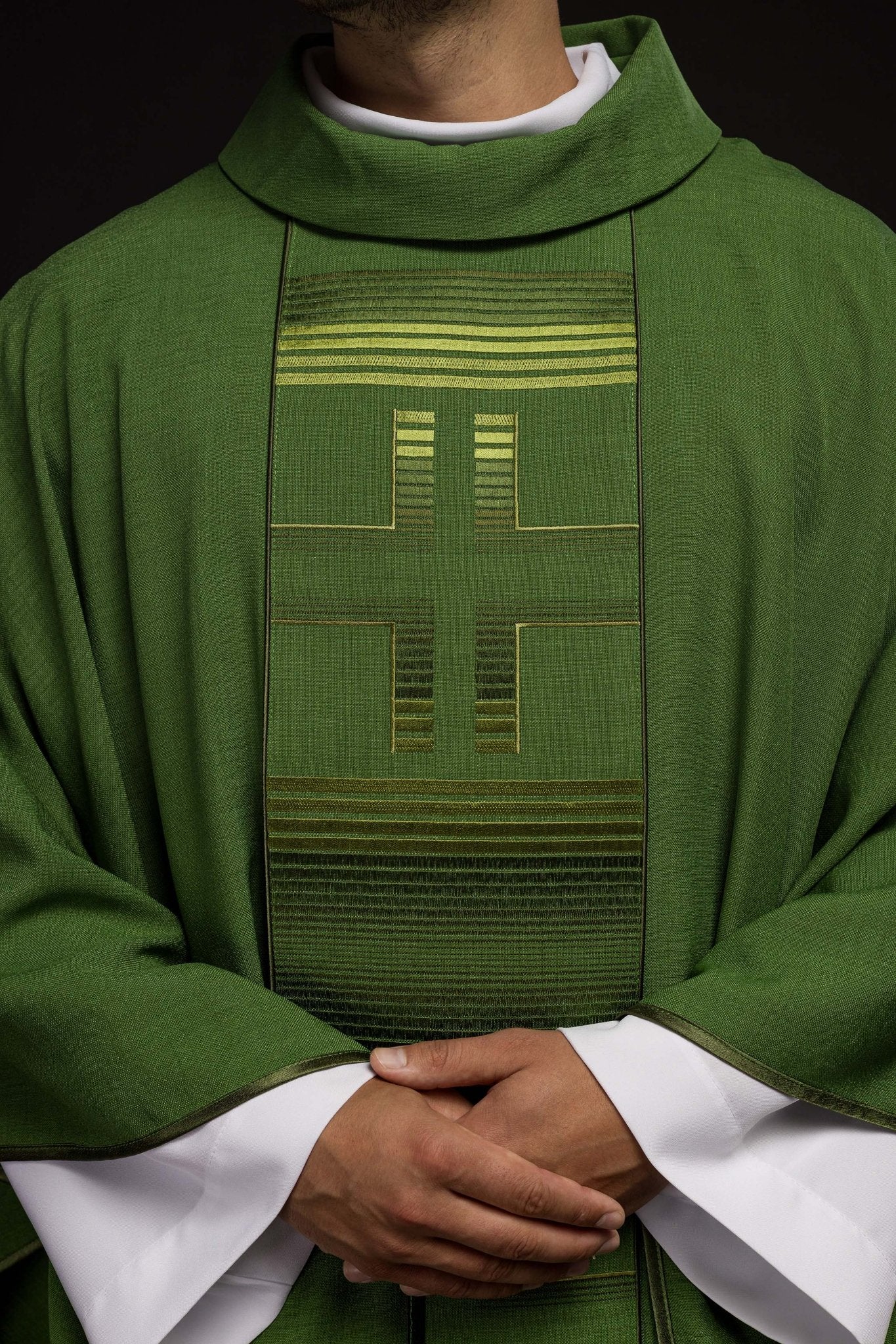Chasuble brodé avec des croix de couleur verte HA7032 - 01 ZIELONY - CHASUBLES.FR