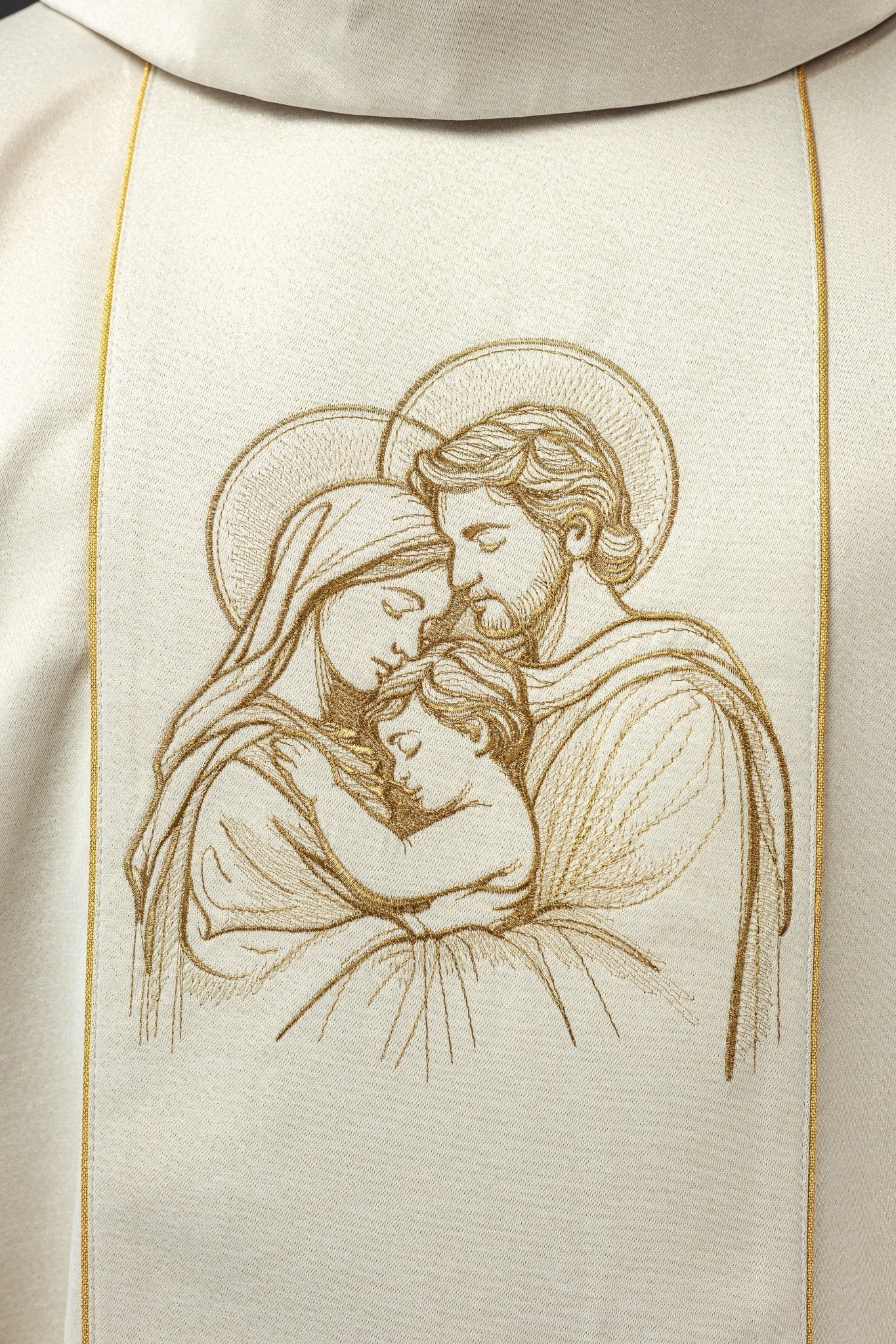Chasuble brodé pour Noël avec une image de la Sainte Famille KOW2/020/05/54 - CHASUBLES.FR