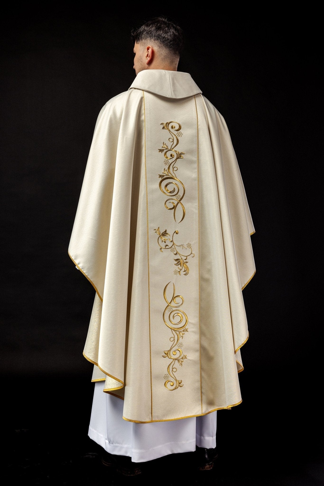 Chasuble brodé pour Noël avec une image de la Sainte Famille KOW2/020/05/54 - CHASUBLES.FR