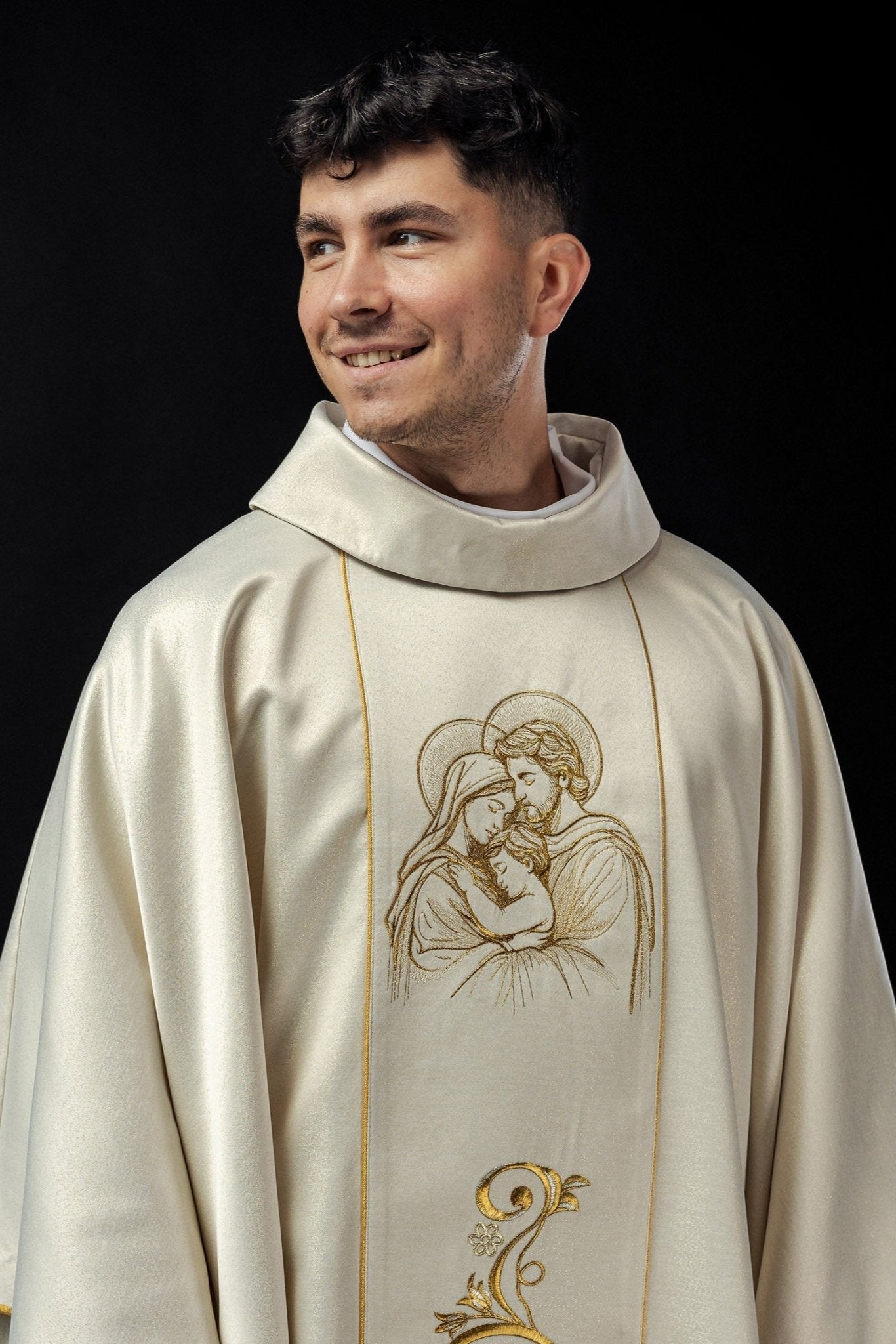 Chasuble brodé pour Noël avec une image de la Sainte Famille KOW2/020/05/54 - CHASUBLES.FR