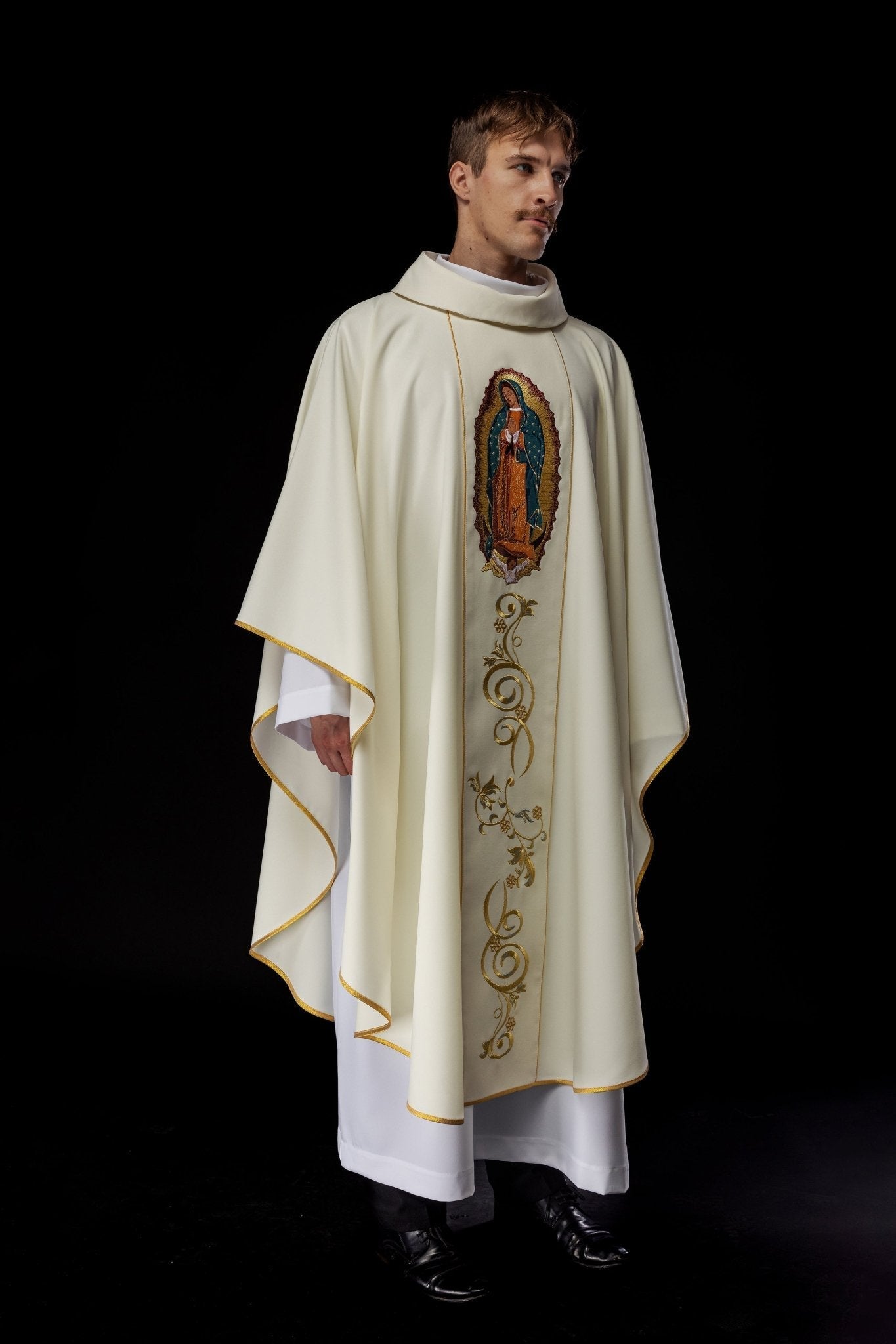 Chasuble brodée à l'effigie de Notre - Dame de Guadalupe KOW2/015/05/01 - CHASUBLES.FR