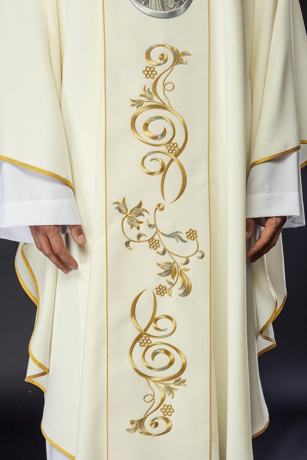 Chasuble brodée à l'effigie de Notre - Dame de la Porte de l'Aurore KOW2/009/05/01 - CHASUBLES.FR