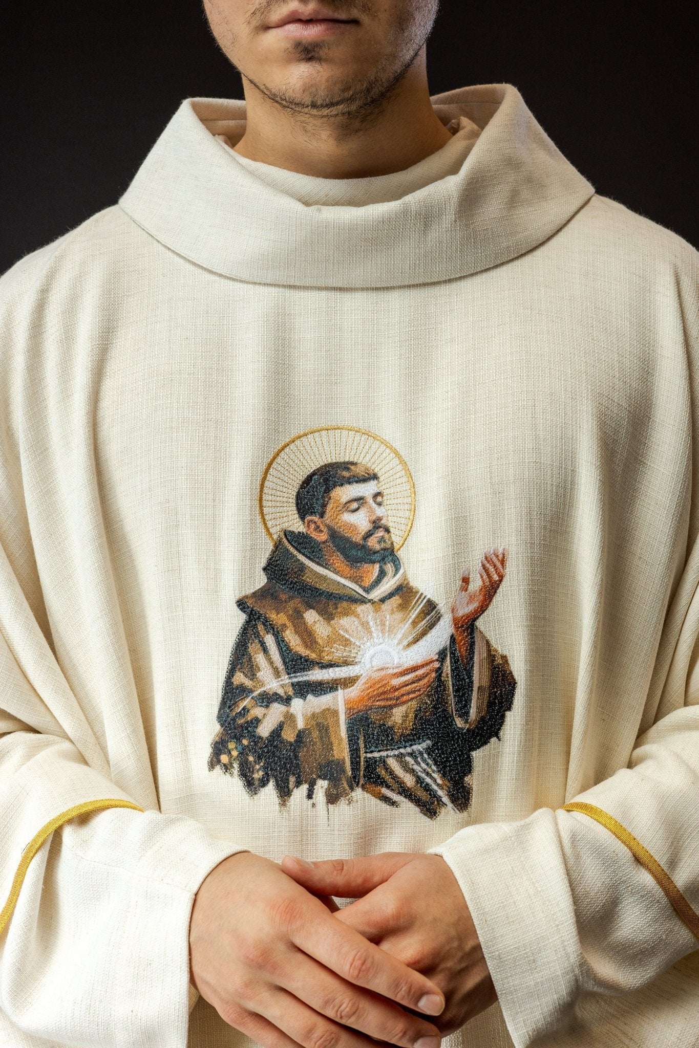 Chasuble brodée à l'effigie de Saint François KOW2/030/05/49 - CHASUBLES.FR