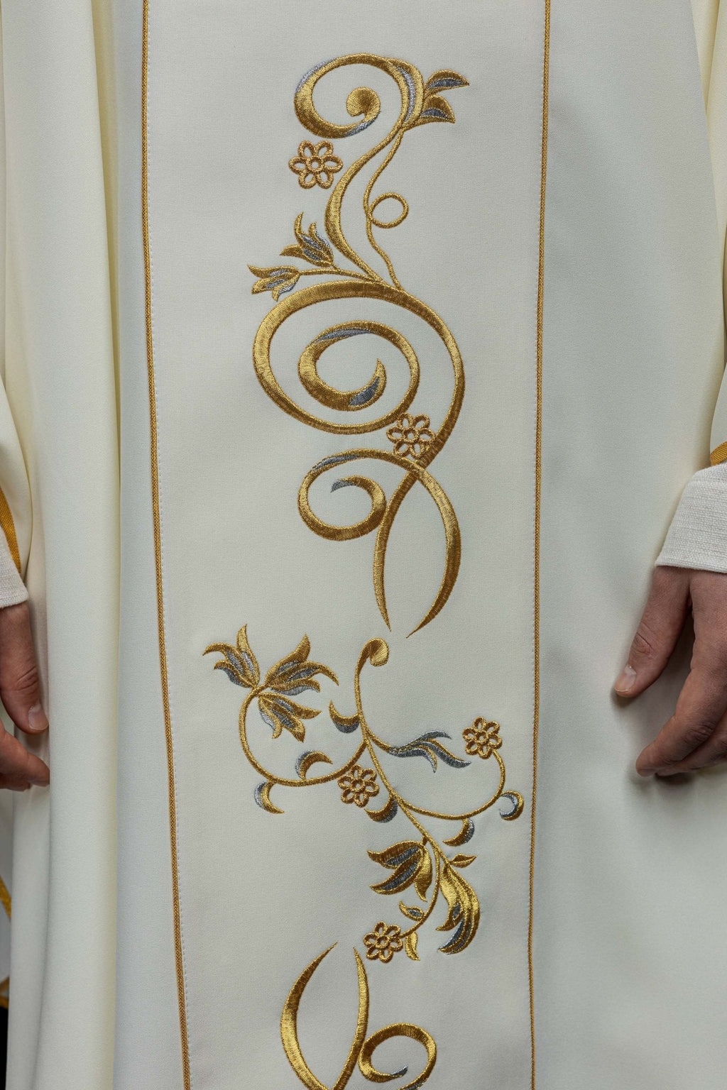 Chasuble brodée à l'effigie de Sainte Faustine KOW2/033/05/01 - CHASUBLES.FR