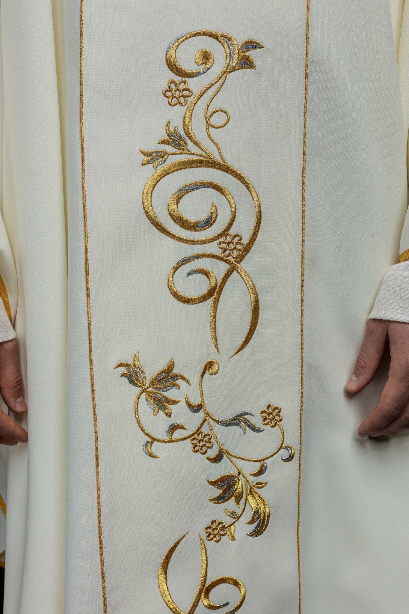 Chasuble brodée à l'effigie de Sainte Faustine KOW2/033/05/01 - CHASUBLES.FR