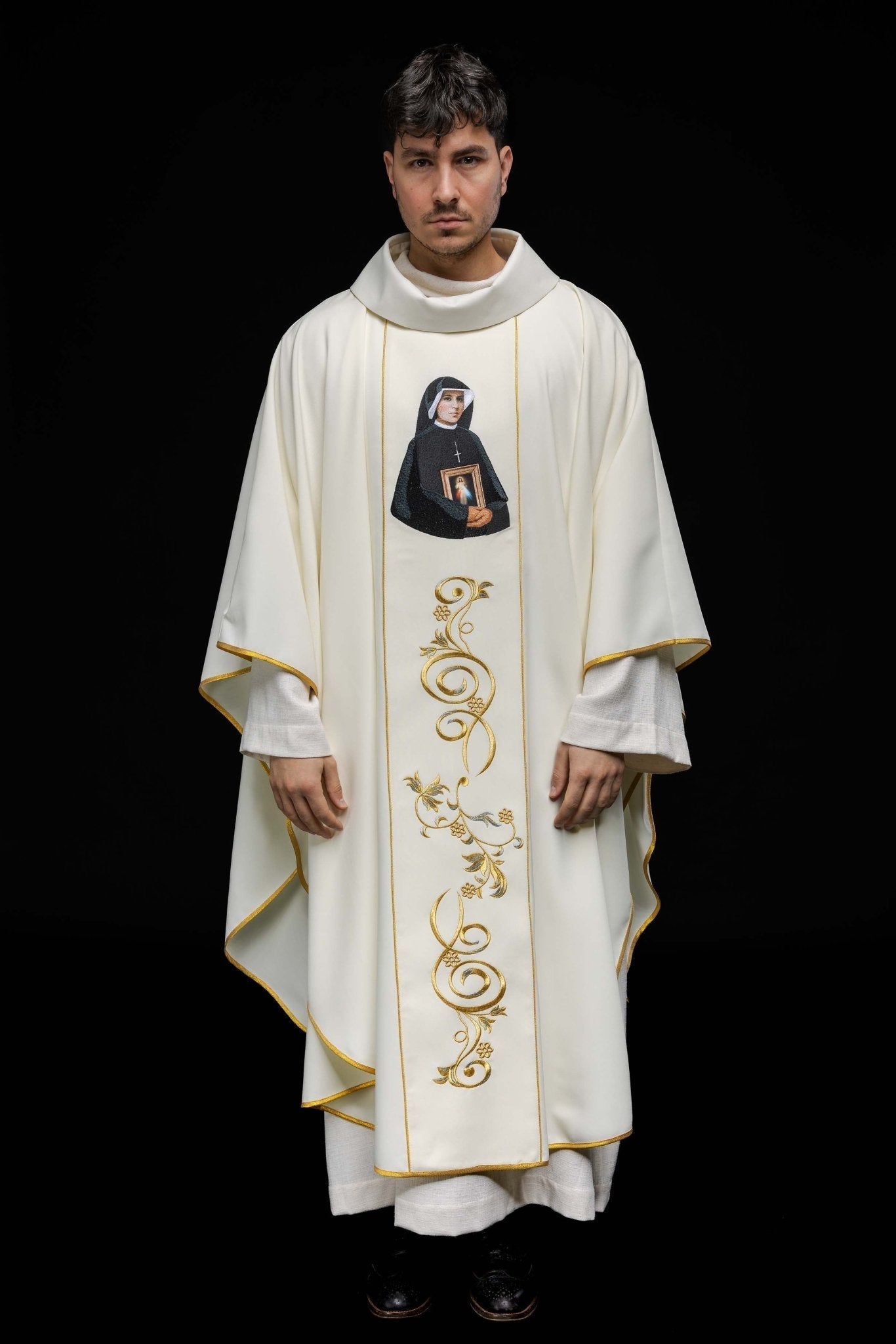 Chasuble brodée à l'effigie de Sainte Faustine KOW2/033/05/01 - CHASUBLES.FR